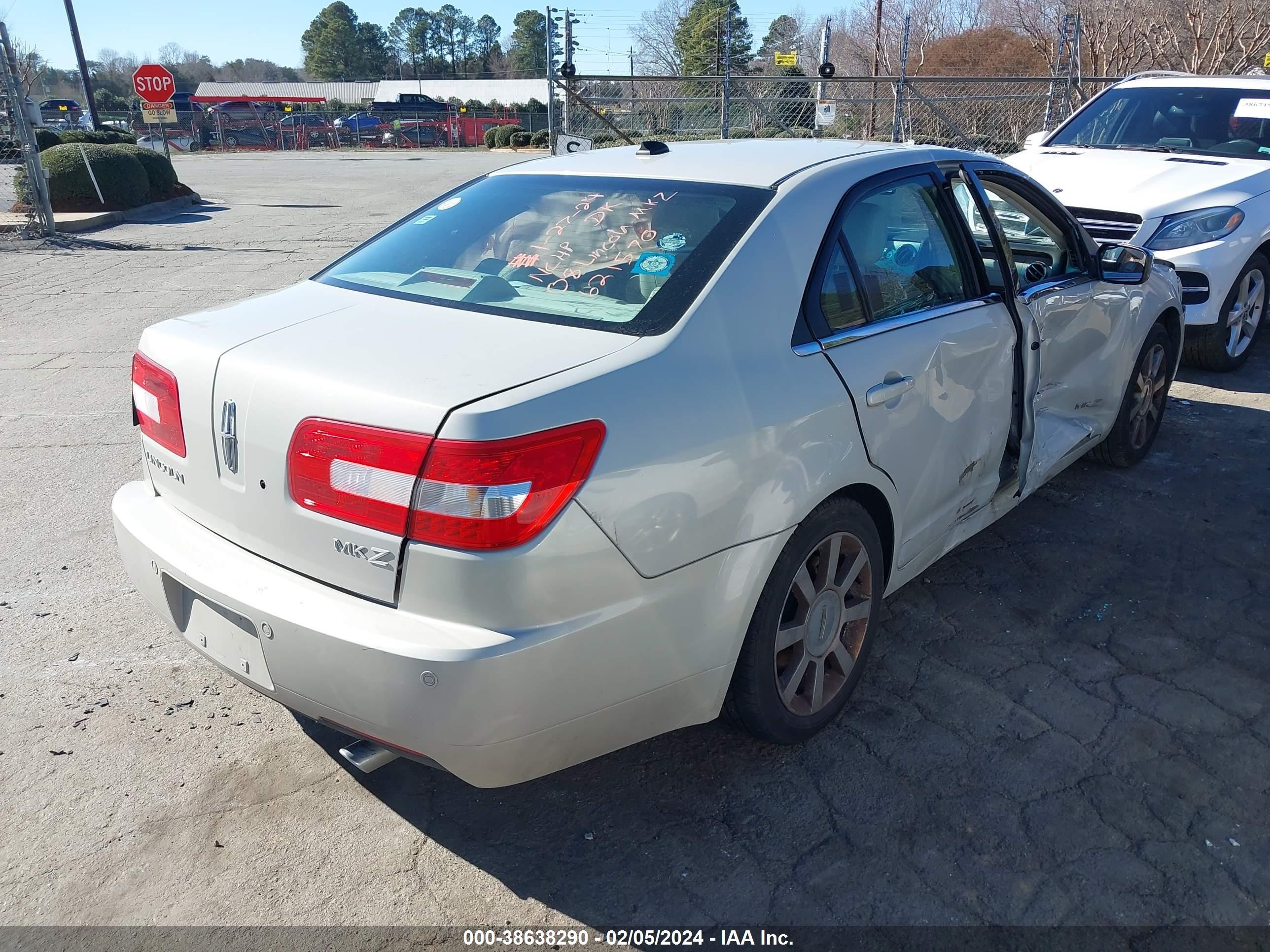 Photo 3 VIN: 3LNHM26T58R621570 - LINCOLN MKZ 