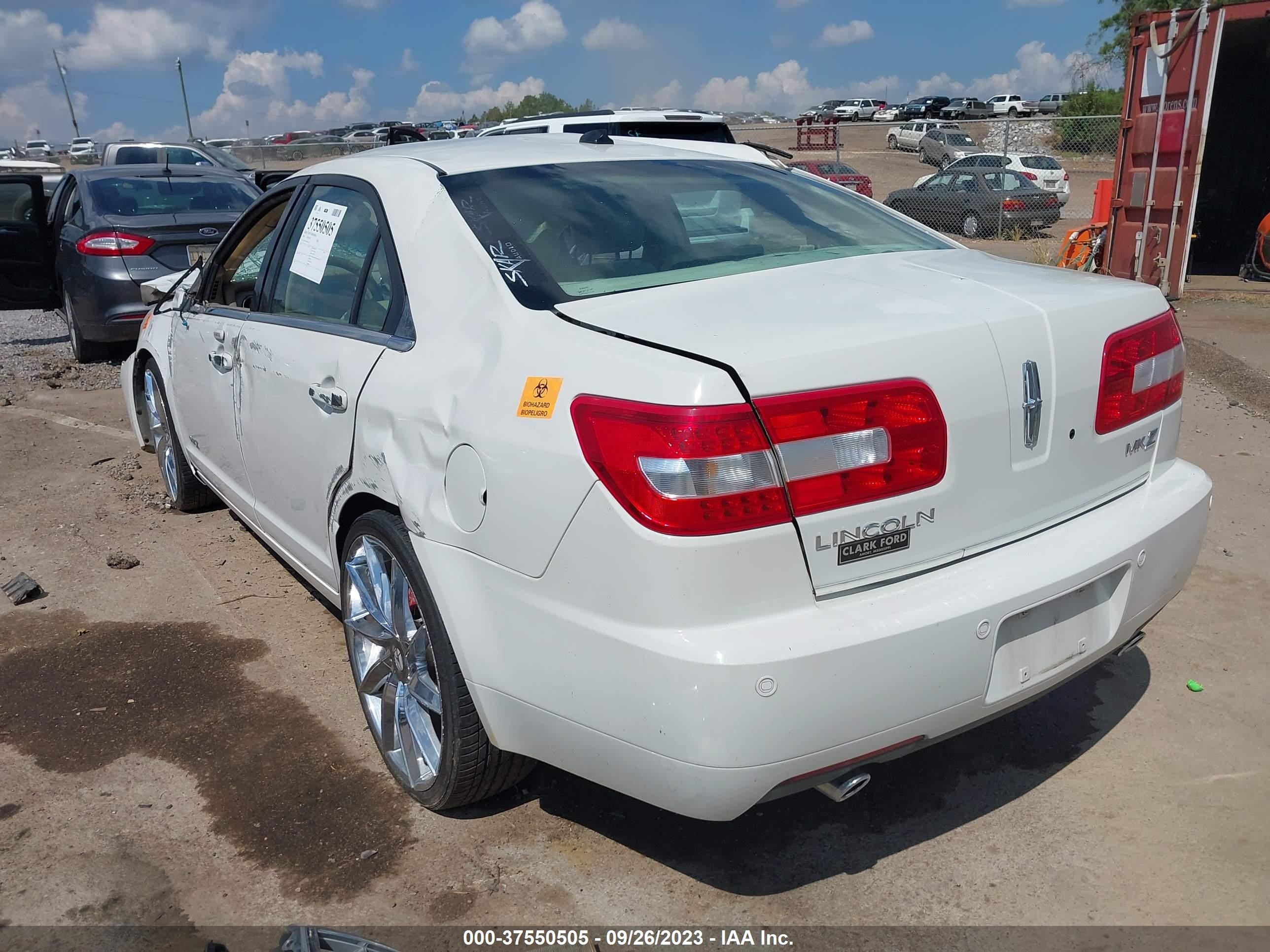 Photo 2 VIN: 3LNHM26TX8R635402 - LINCOLN MKZ 