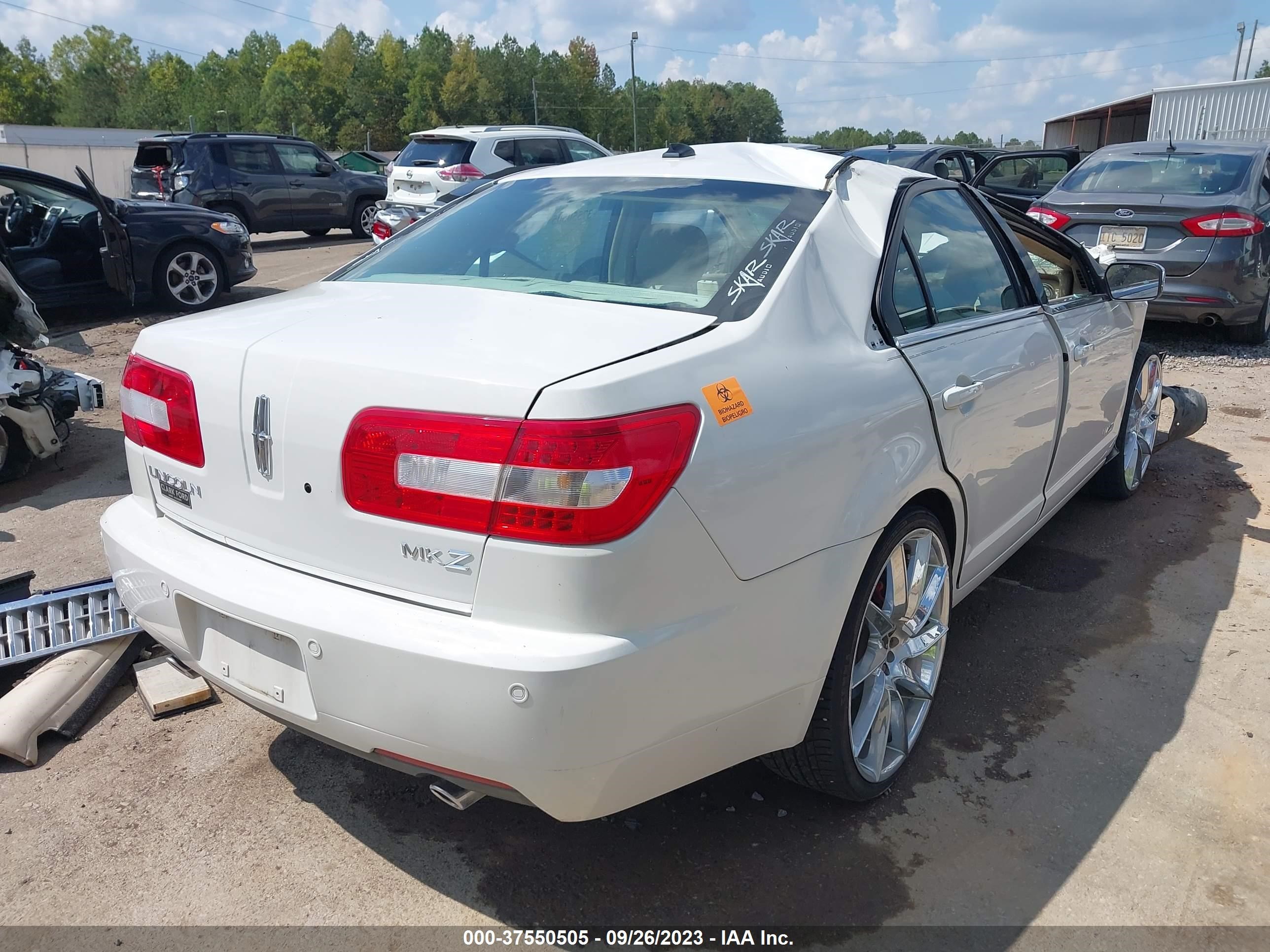 Photo 3 VIN: 3LNHM26TX8R635402 - LINCOLN MKZ 