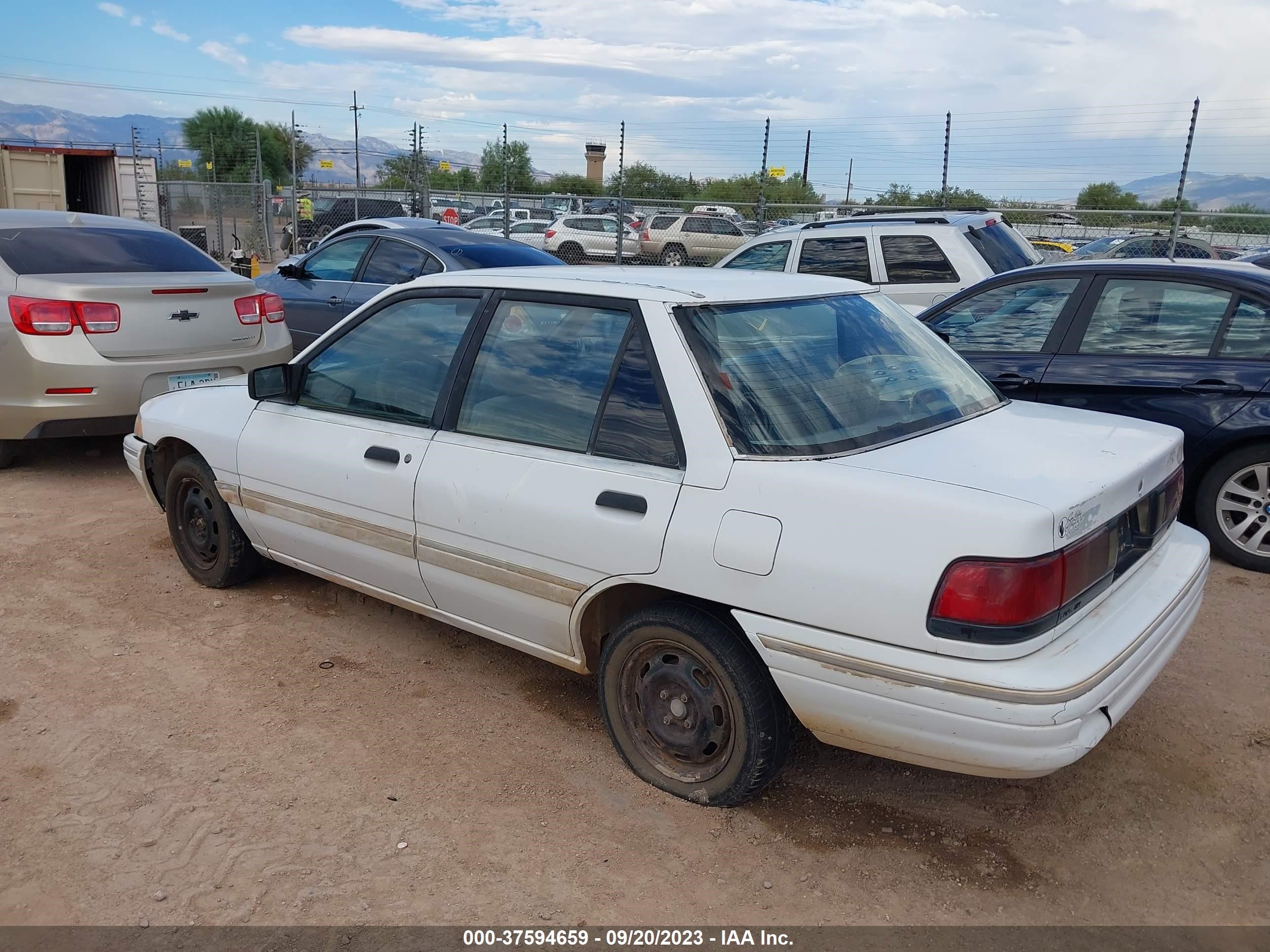 Photo 2 VIN: 3MAPM10J0PR626563 - MERCURY TRACER 