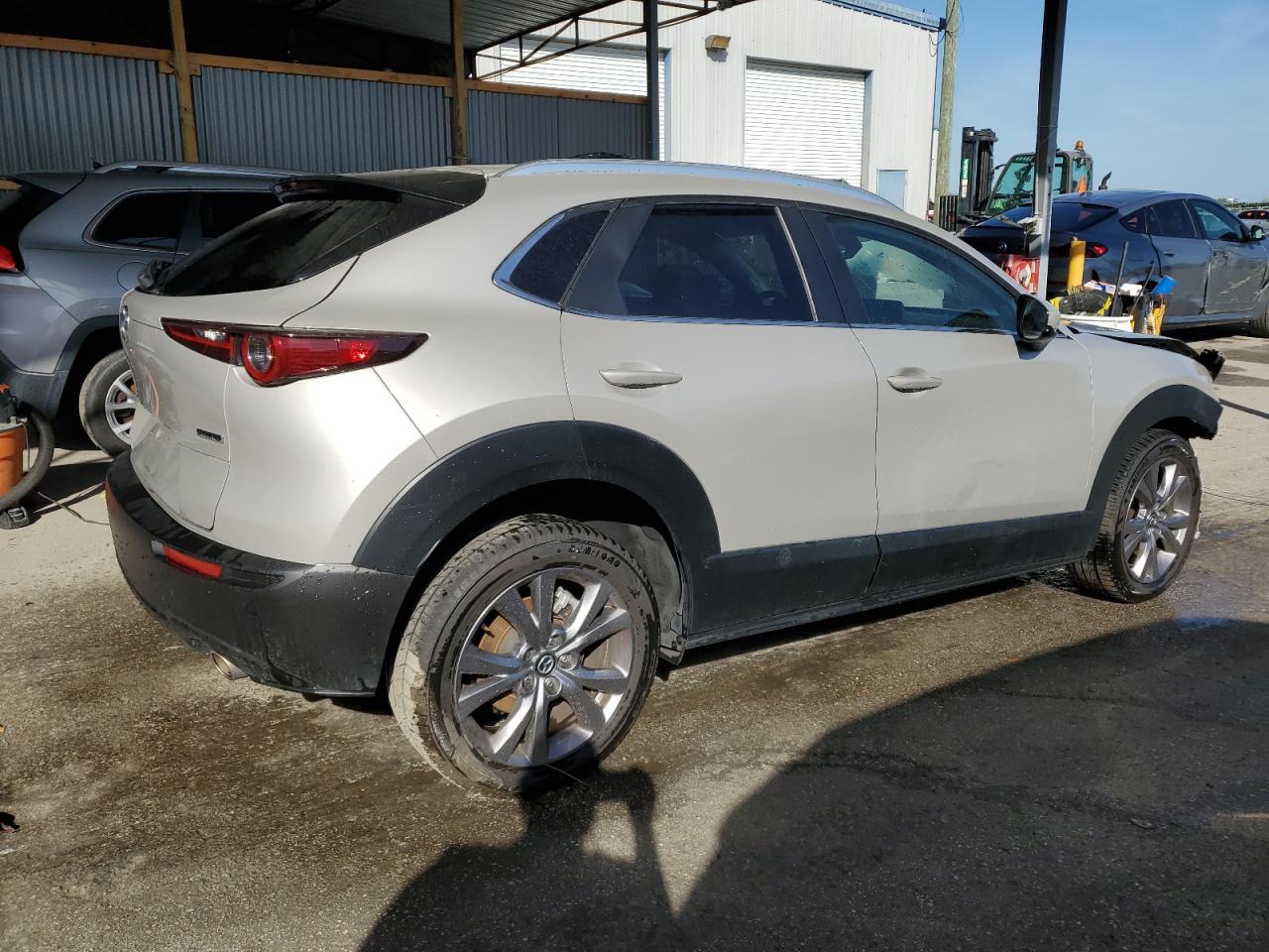 Photo 2 VIN: 3MVDMBCMXPM529901 - MAZDA CX-30 