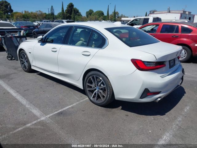 Photo 2 VIN: 3MW5P7J04N8C35987 - BMW 330E 