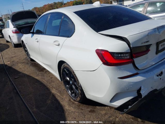 Photo 2 VIN: 3MW5P9J05N8C76091 - BMW 3 SERIES 