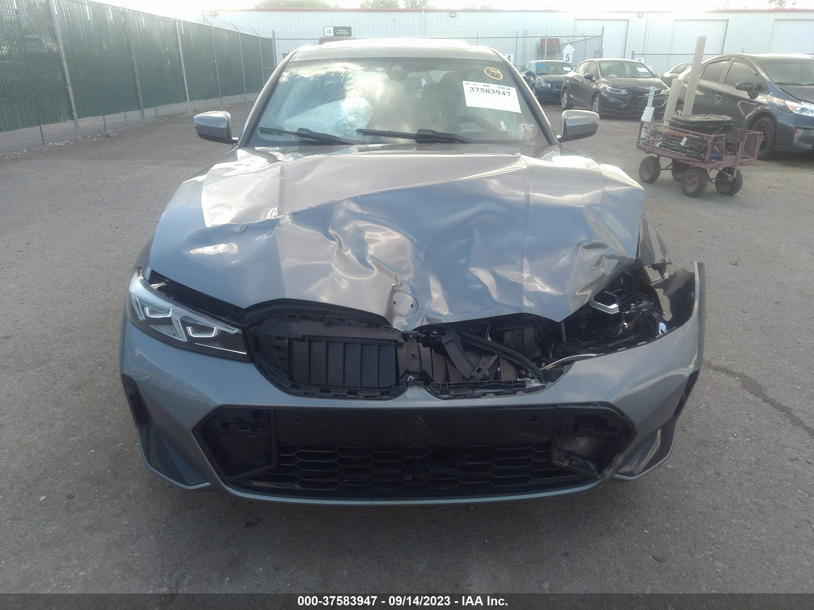 Photo 11 VIN: 3MW89FF05P8C80563 - BMW 330I 