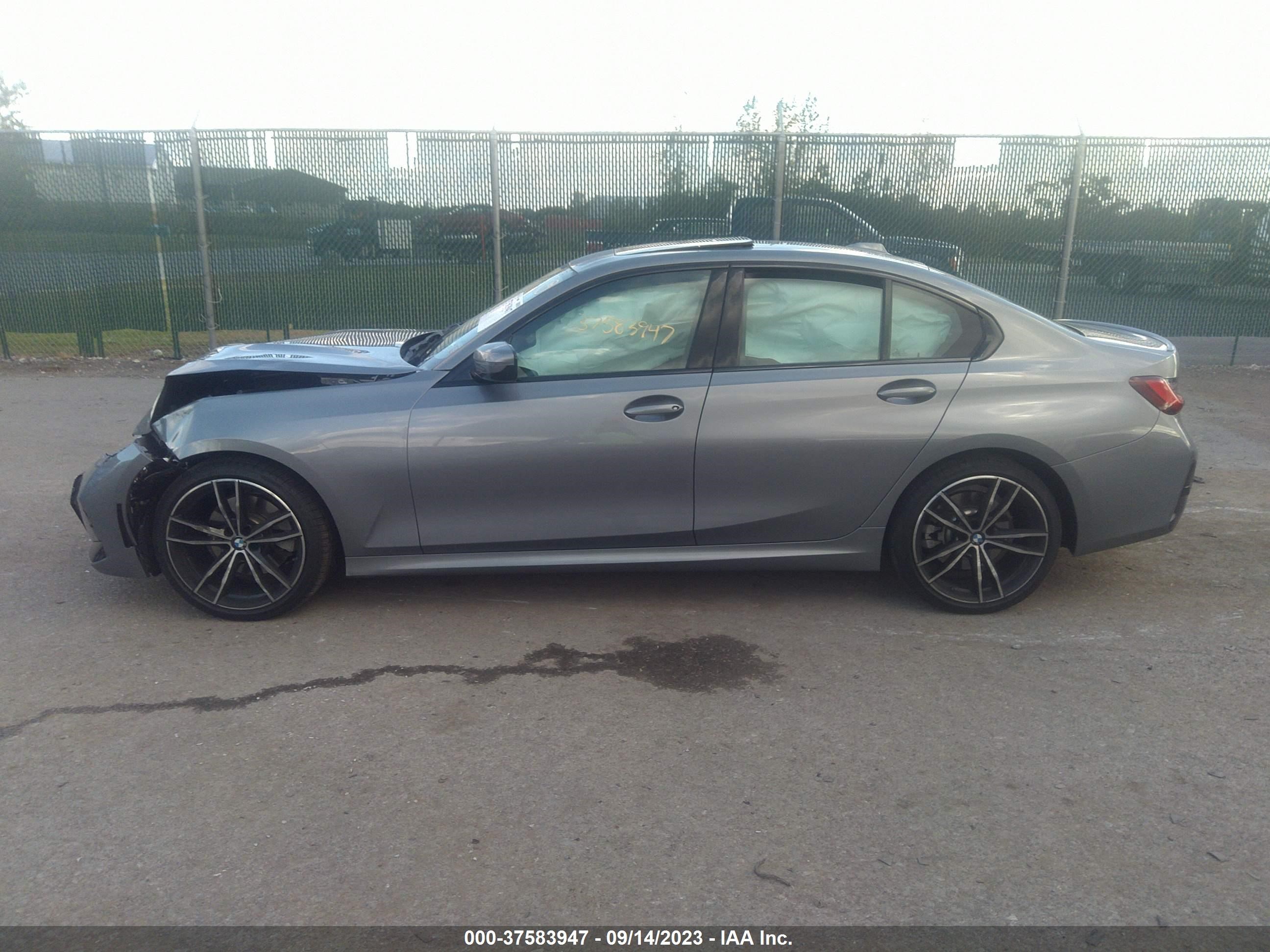 Photo 13 VIN: 3MW89FF05P8C80563 - BMW 330I 