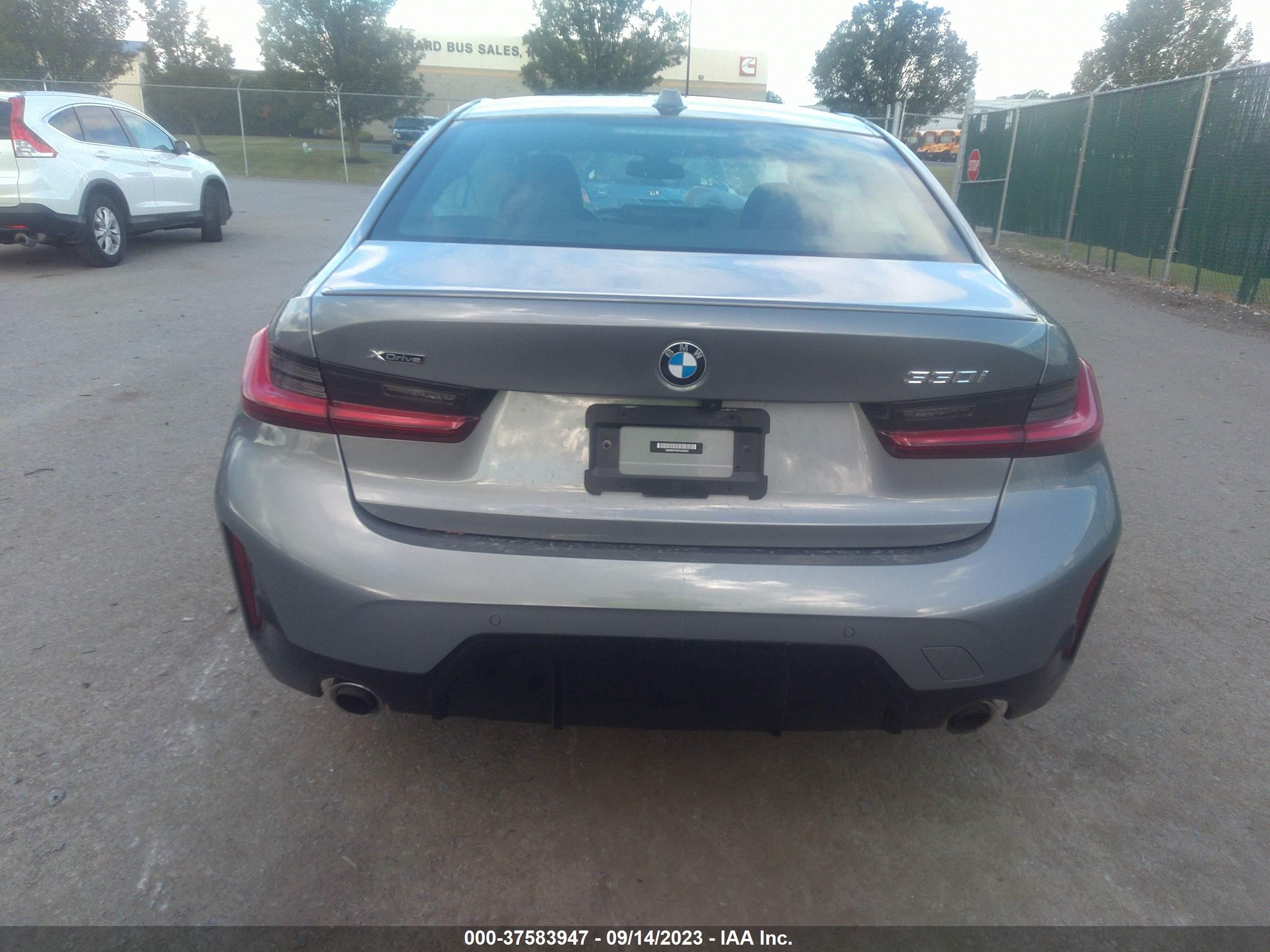 Photo 15 VIN: 3MW89FF05P8C80563 - BMW 330I 