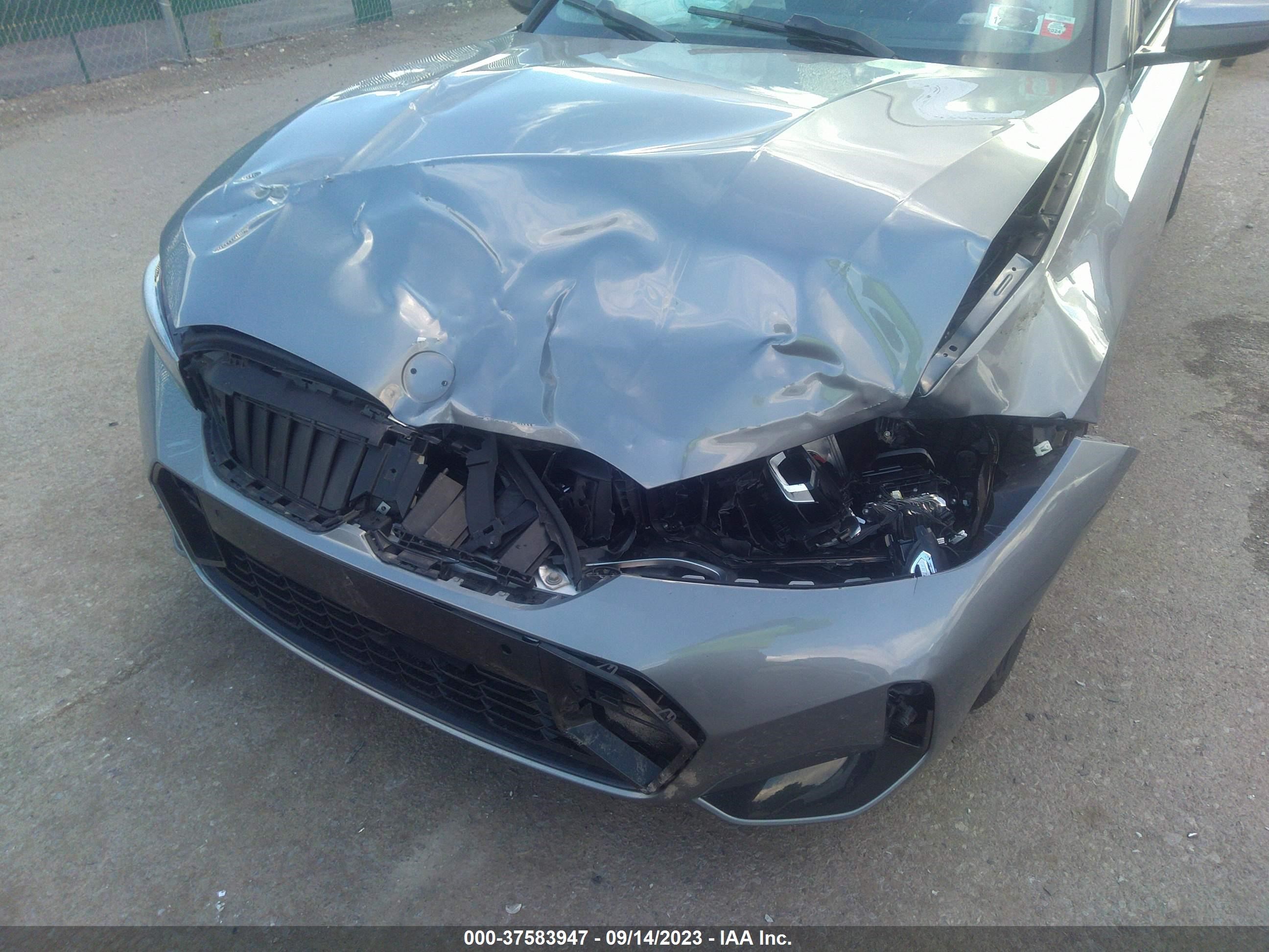 Photo 5 VIN: 3MW89FF05P8C80563 - BMW 330I 