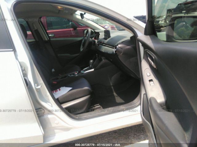 Photo 4 VIN: 3MYDLBJV5LY705385 - TOYOTA YARIS HATCHBACK 