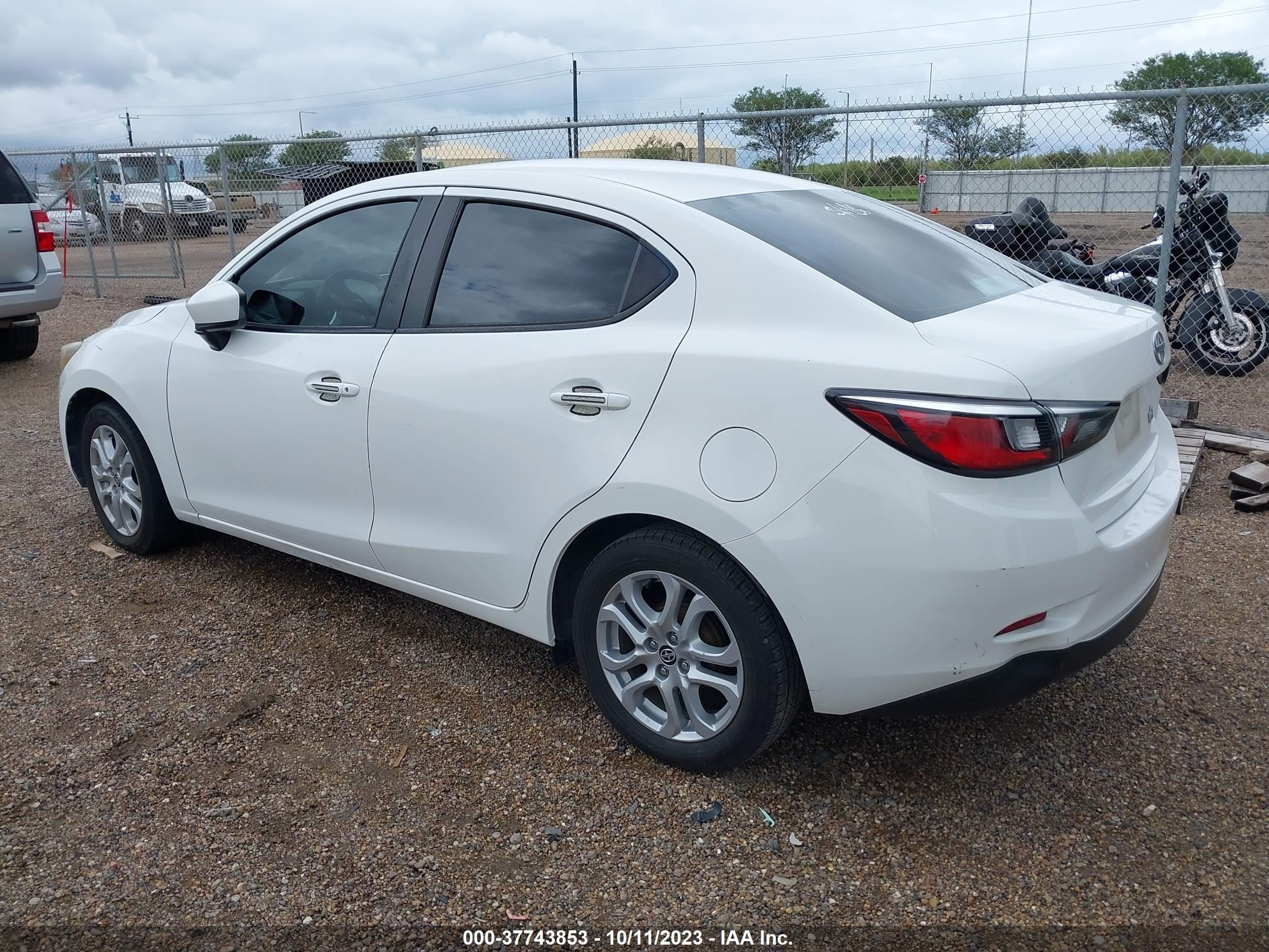 Photo 2 VIN: 3MYDLBZV8GY140401 - SCION IA 