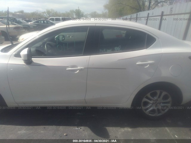 Photo 5 VIN: 3MYDLBZV9GY123428 - SCION IA 