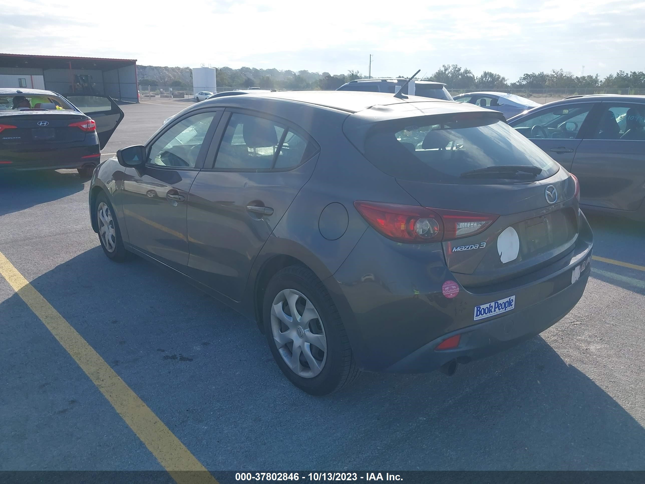 Photo 2 VIN: 3MZBM1J73GM290933 - MAZDA 3 