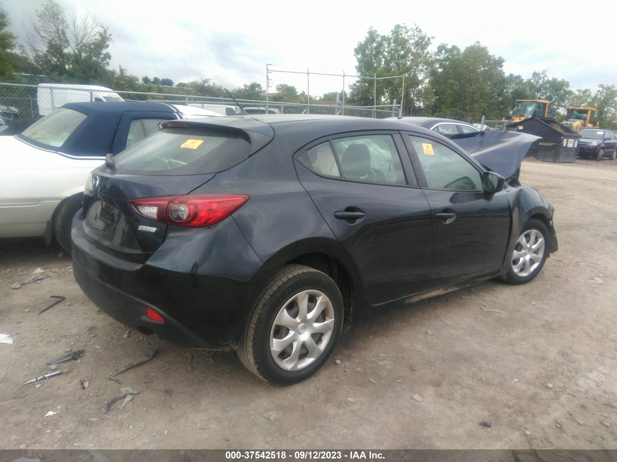 Photo 3 VIN: 3MZBM1J7XGM300292 - MAZDA 3 