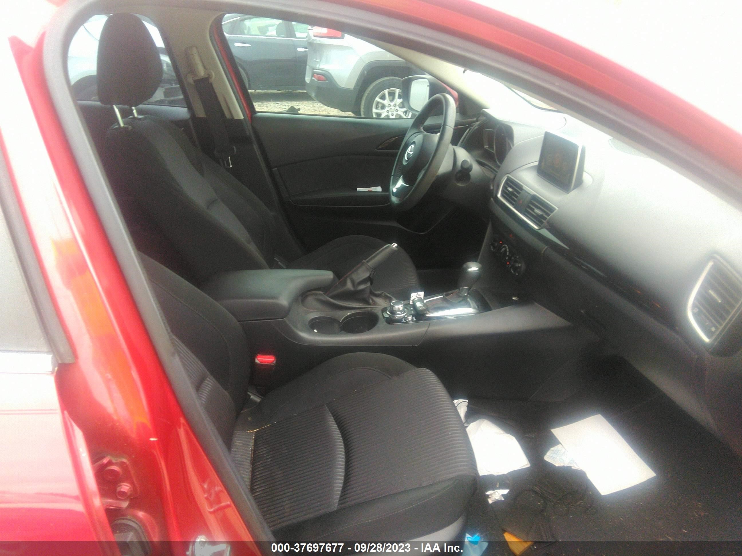 Photo 4 VIN: 3MZBM1L75FM186441 - MAZDA 3 