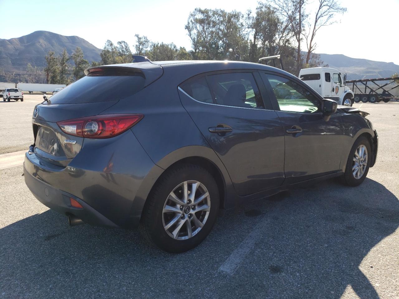 Photo 2 VIN: 3MZBM1L79FM146055 - MAZDA 3 