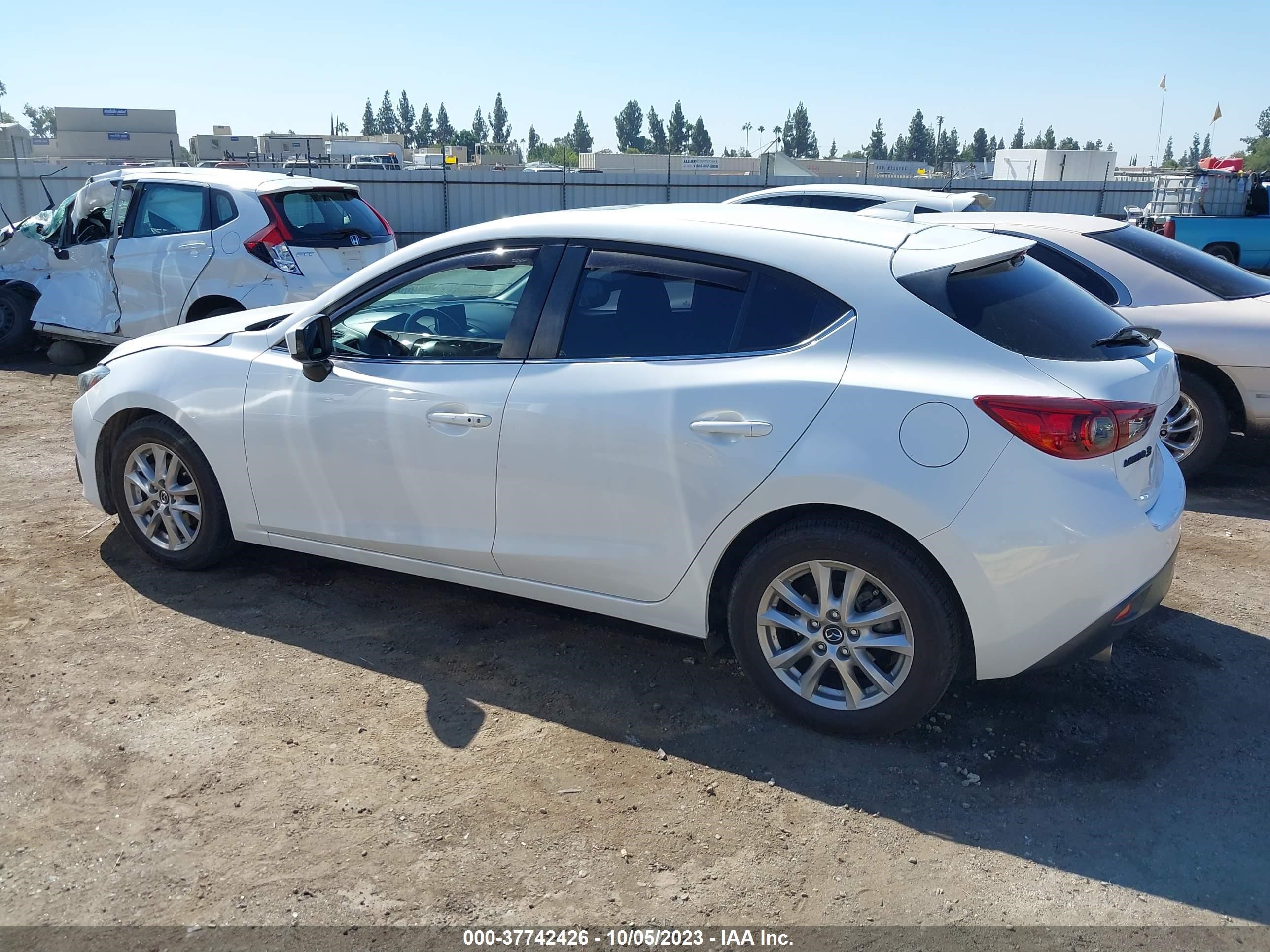 Photo 12 VIN: 3MZBM1M70GM321518 - MAZDA 3 