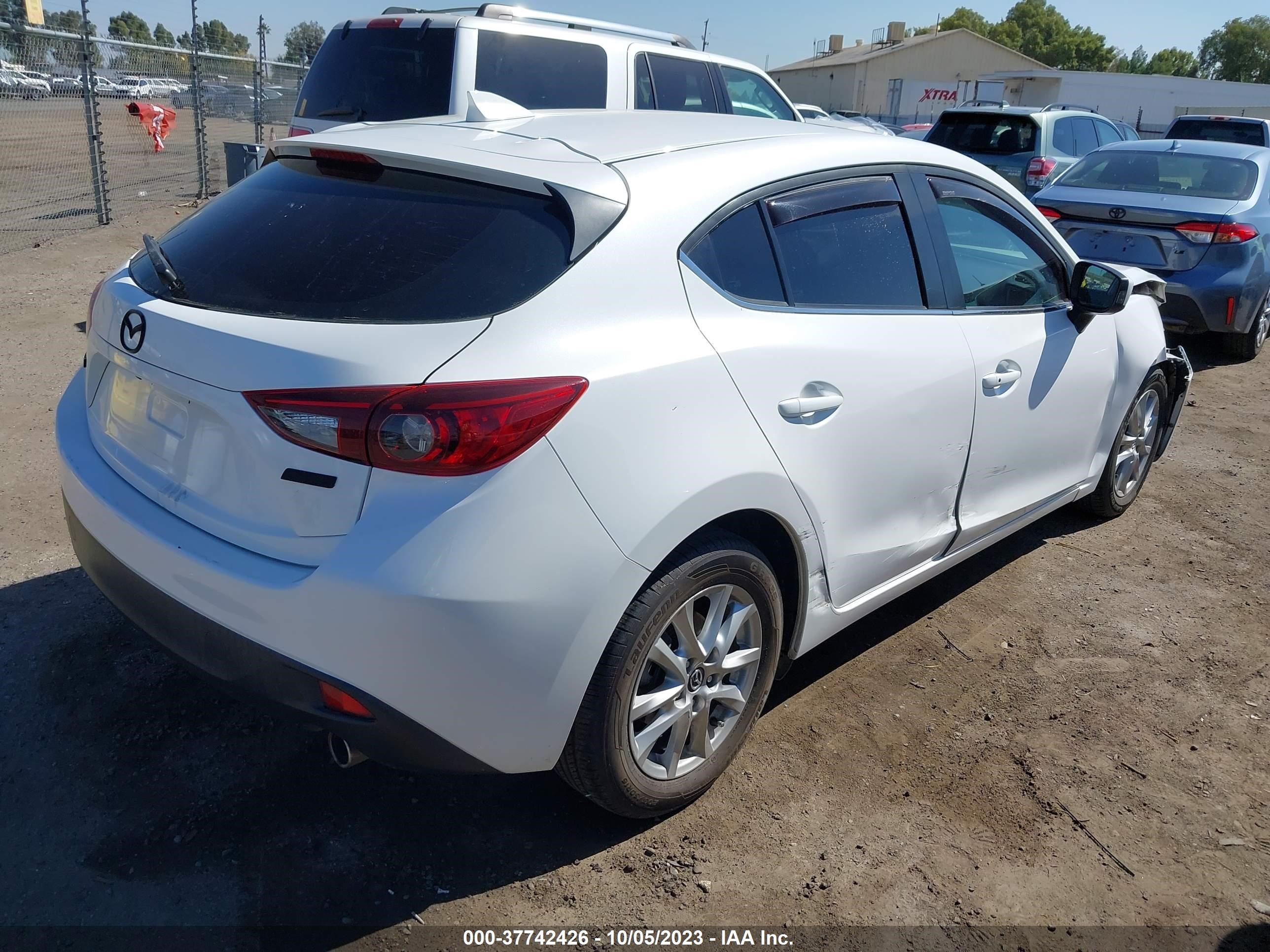 Photo 3 VIN: 3MZBM1M70GM321518 - MAZDA 3 