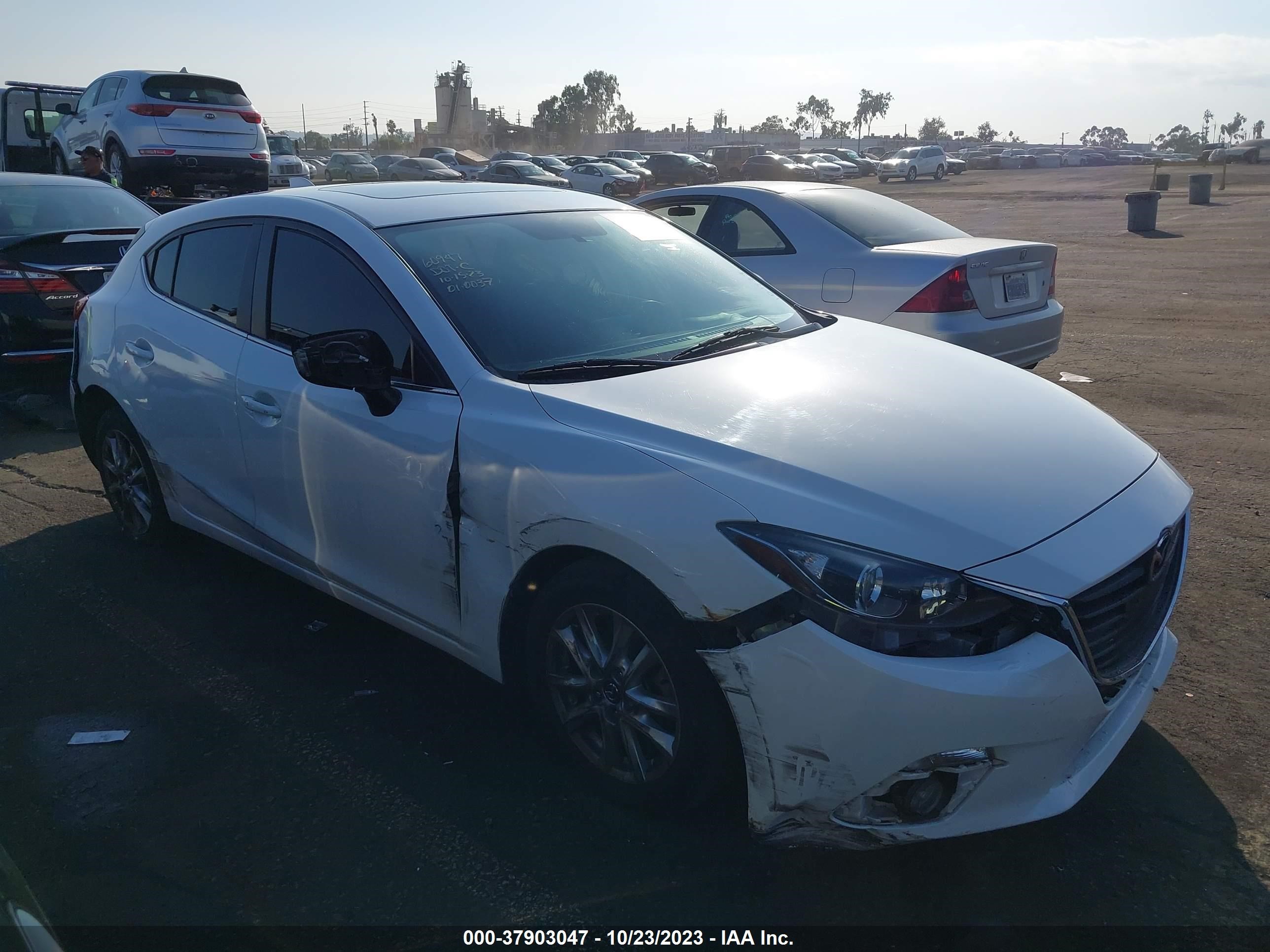 Photo 11 VIN: 3MZBM1M7XFM210702 - MAZDA 3 