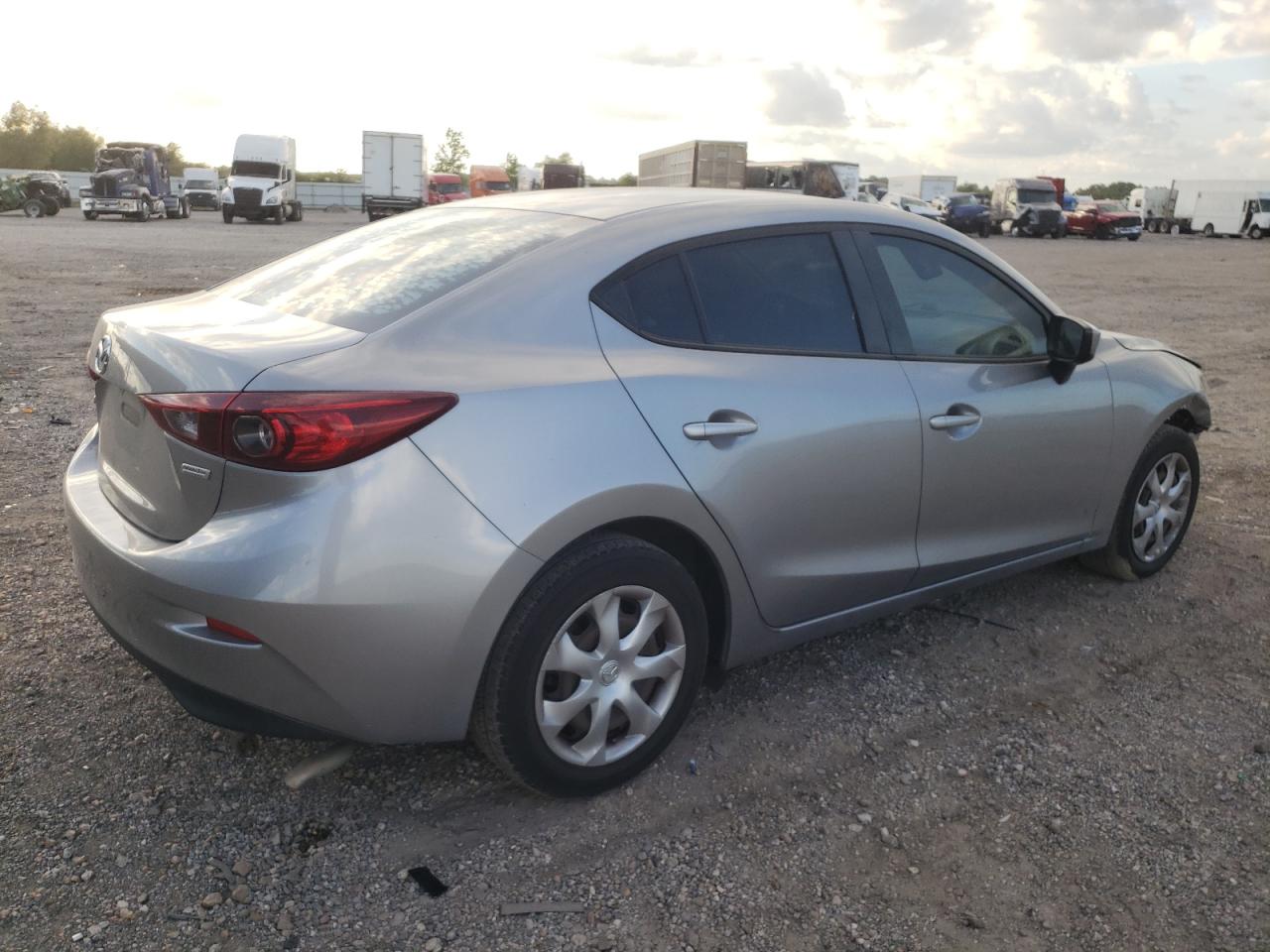 Photo 2 VIN: 3MZBM1T7XGM298573 - MAZDA 3 