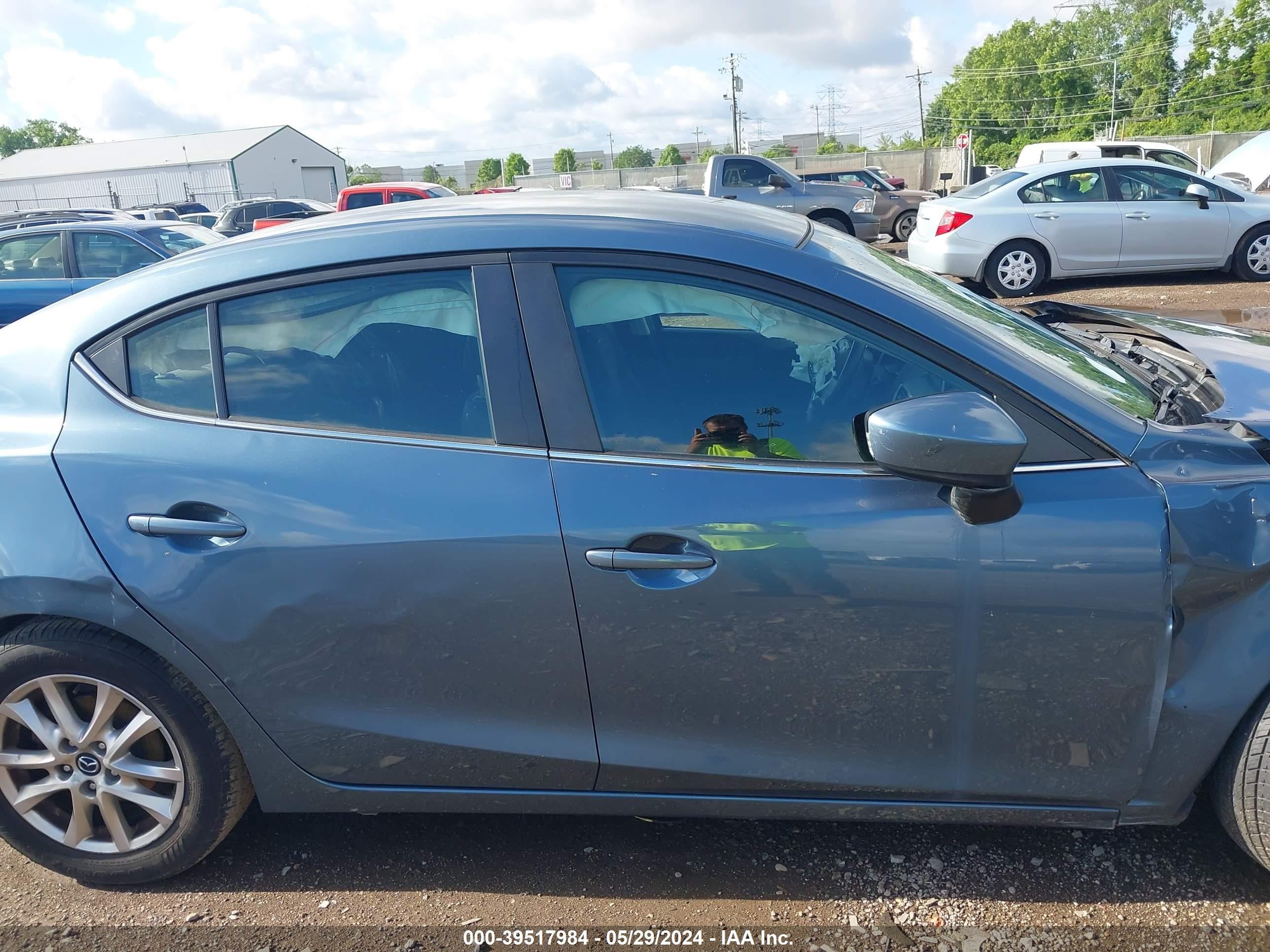 Photo 12 VIN: 3MZBM1U72GM257787 - MAZDA 3 