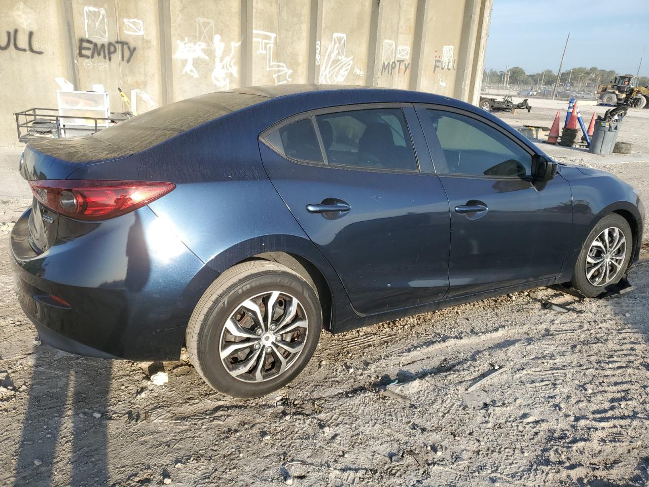 Photo 2 VIN: 3MZBM1U76FM182316 - MAZDA 3 