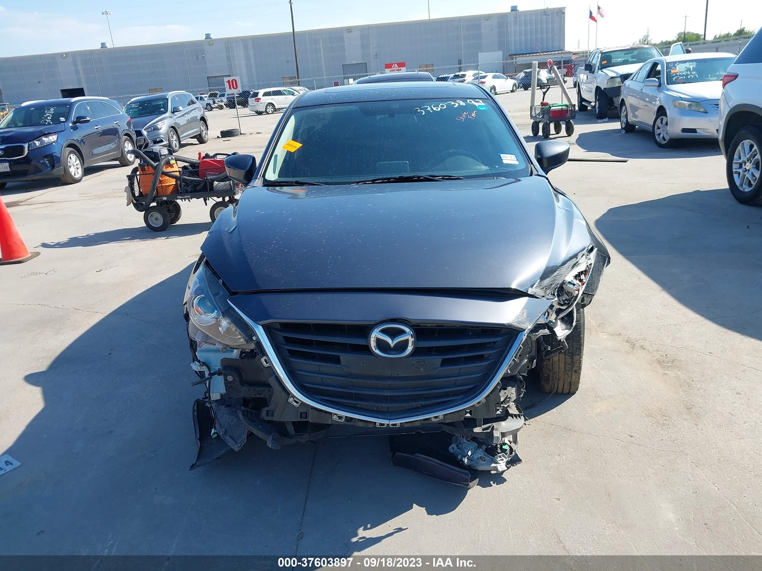 Photo 11 VIN: 3MZBM1V71FM141512 - MAZDA 3 