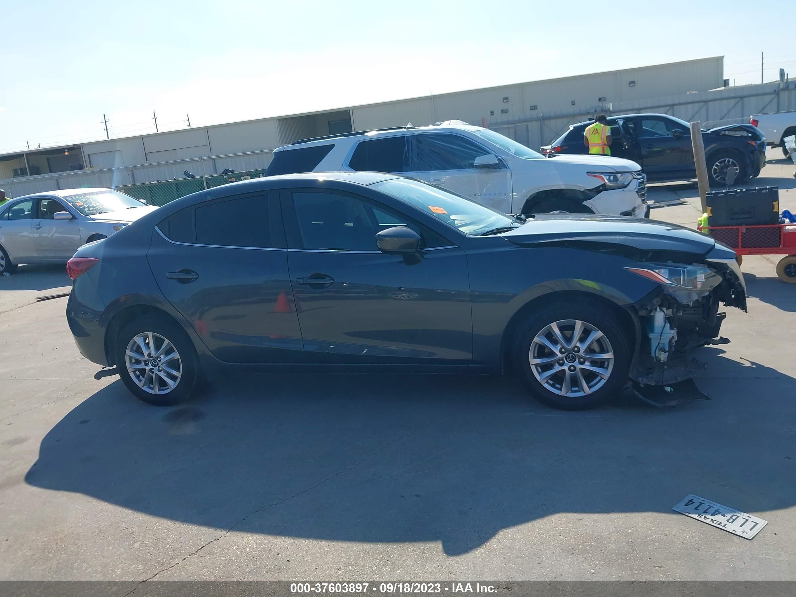 Photo 12 VIN: 3MZBM1V71FM141512 - MAZDA 3 