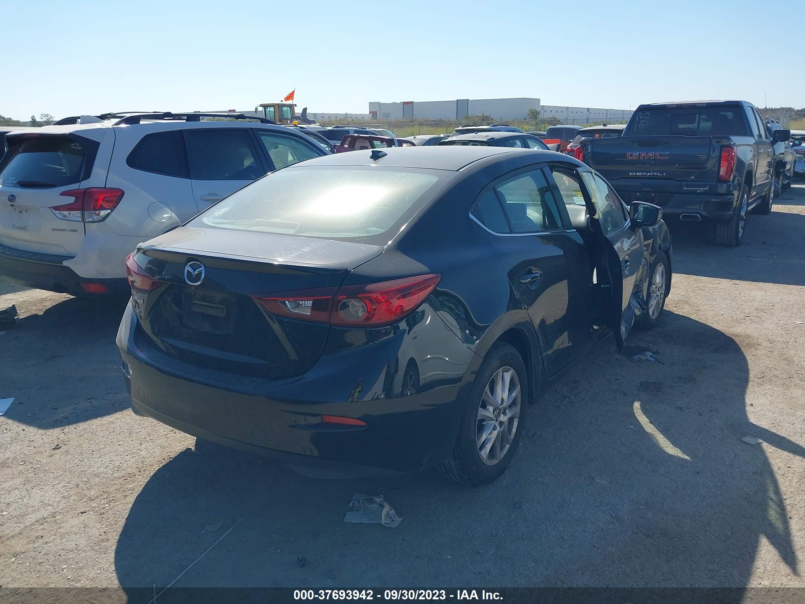 Photo 3 VIN: 3MZBM1W77FM235022 - MAZDA 3 