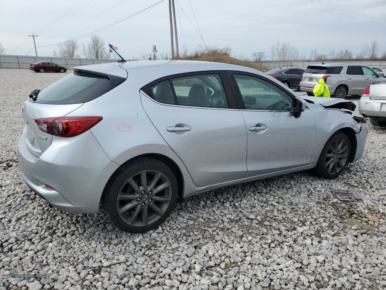 Photo 2 VIN: 3MZBN1L32JM202873 - MAZDA 3 