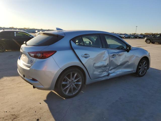 Photo 2 VIN: 3MZBN1L32JM256139 - MAZDA 3 