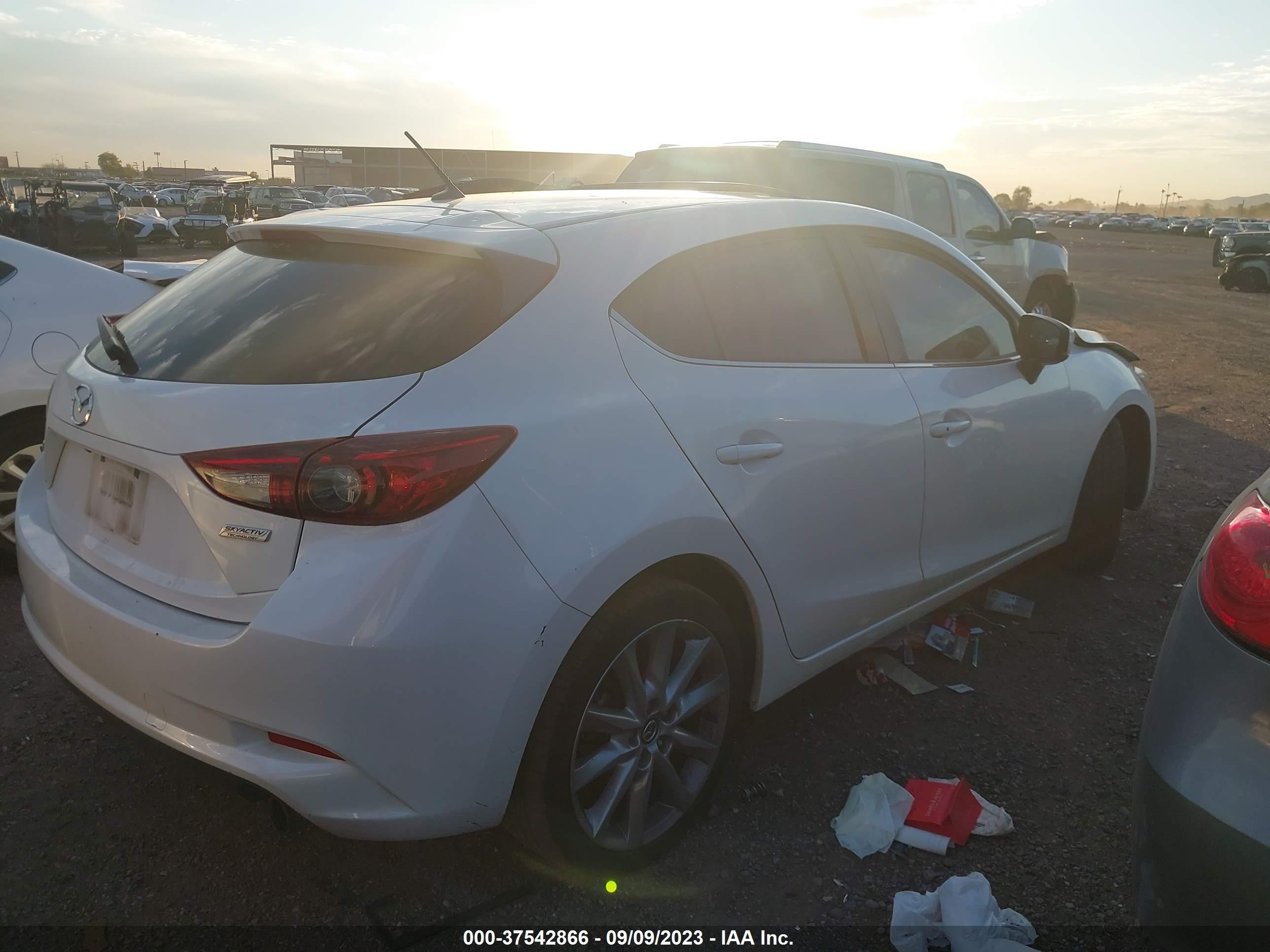 Photo 3 VIN: 3MZBN1L37HM152627 - MAZDA 3 