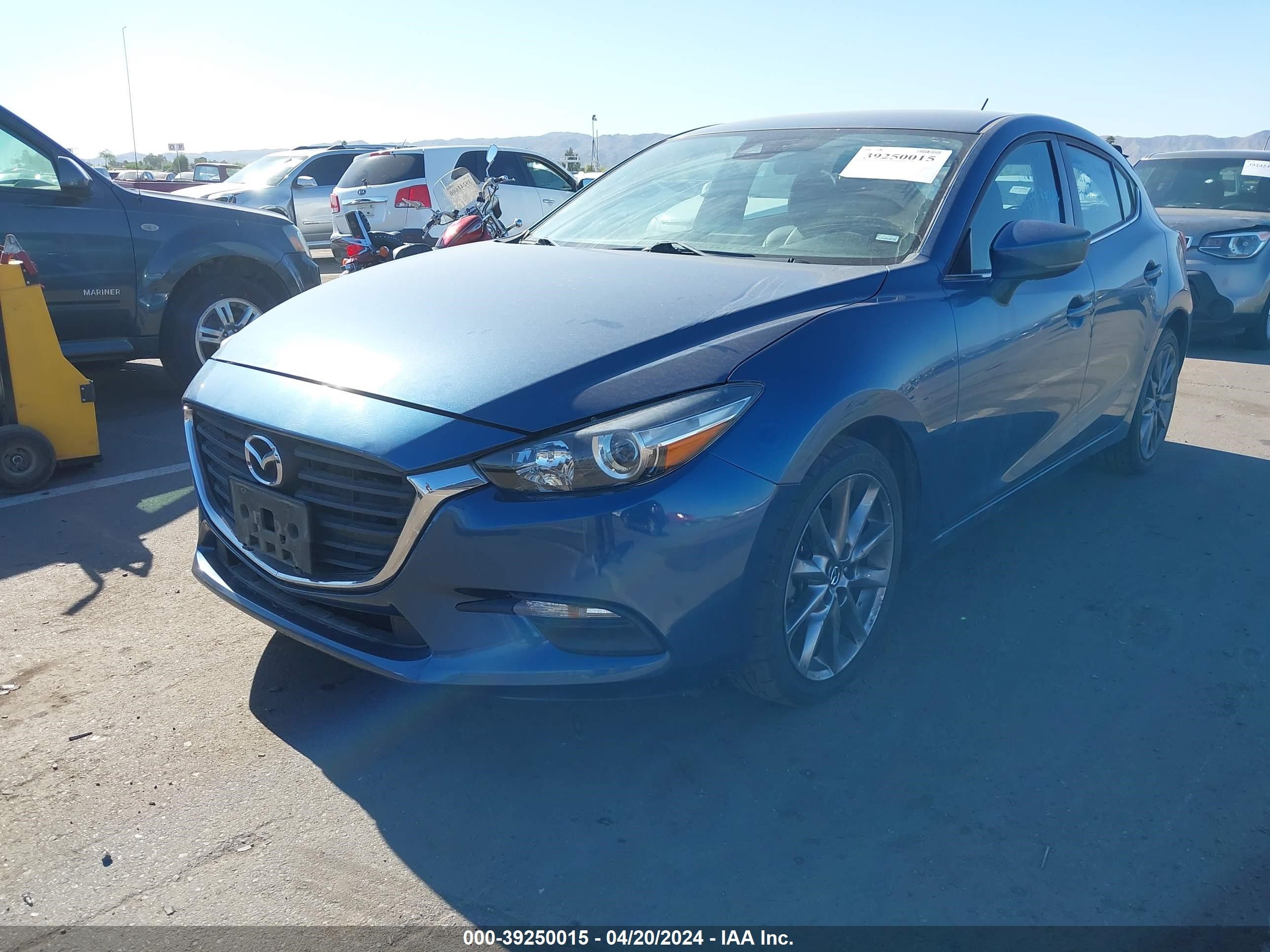 Photo 1 VIN: 3MZBN1L3XJM197602 - MAZDA 3 