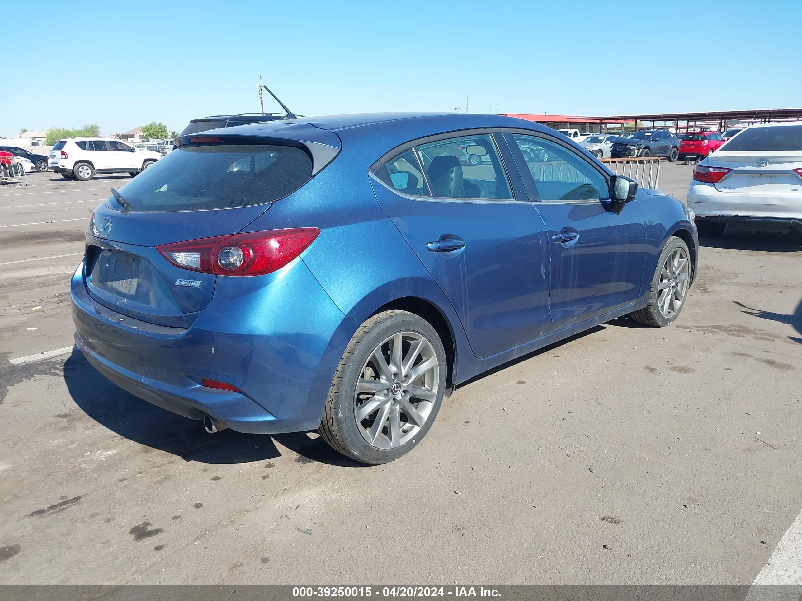 Photo 3 VIN: 3MZBN1L3XJM197602 - MAZDA 3 