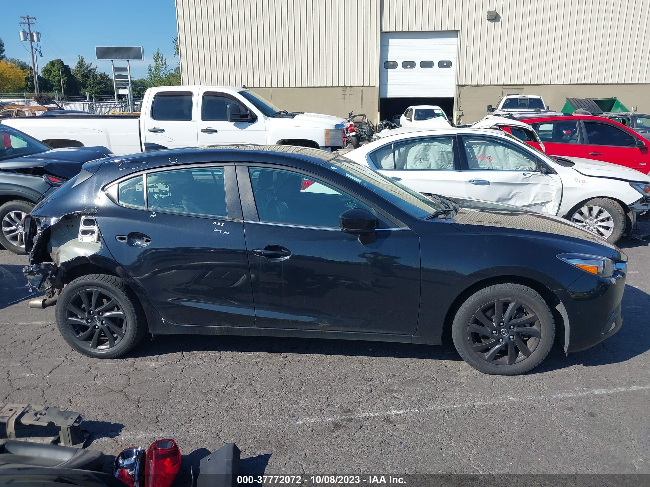 Photo 13 VIN: 3MZBN1L3XJM262934 - MAZDA 3 