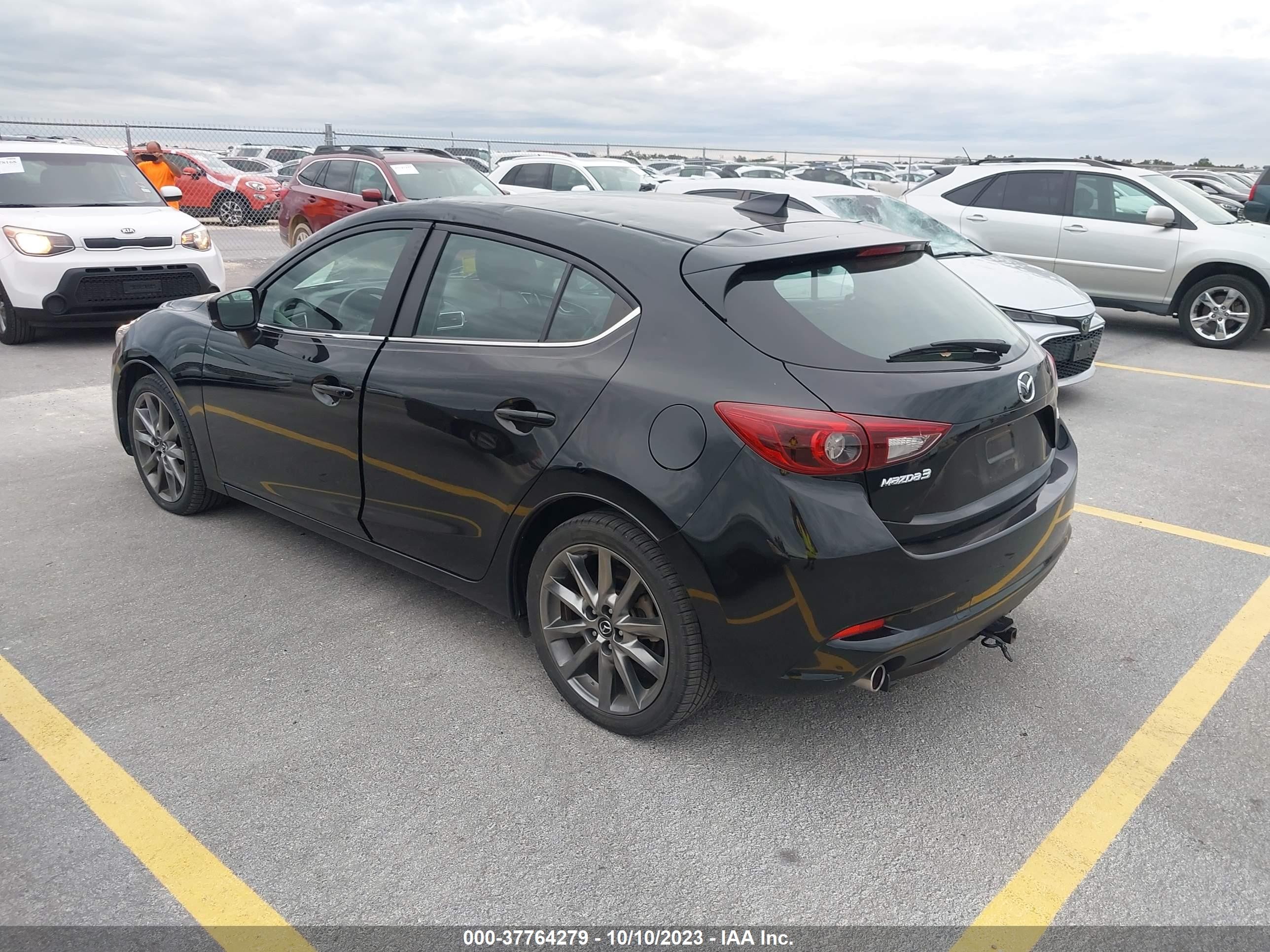 Photo 2 VIN: 3MZBN1M32JM159053 - MAZDA 3 