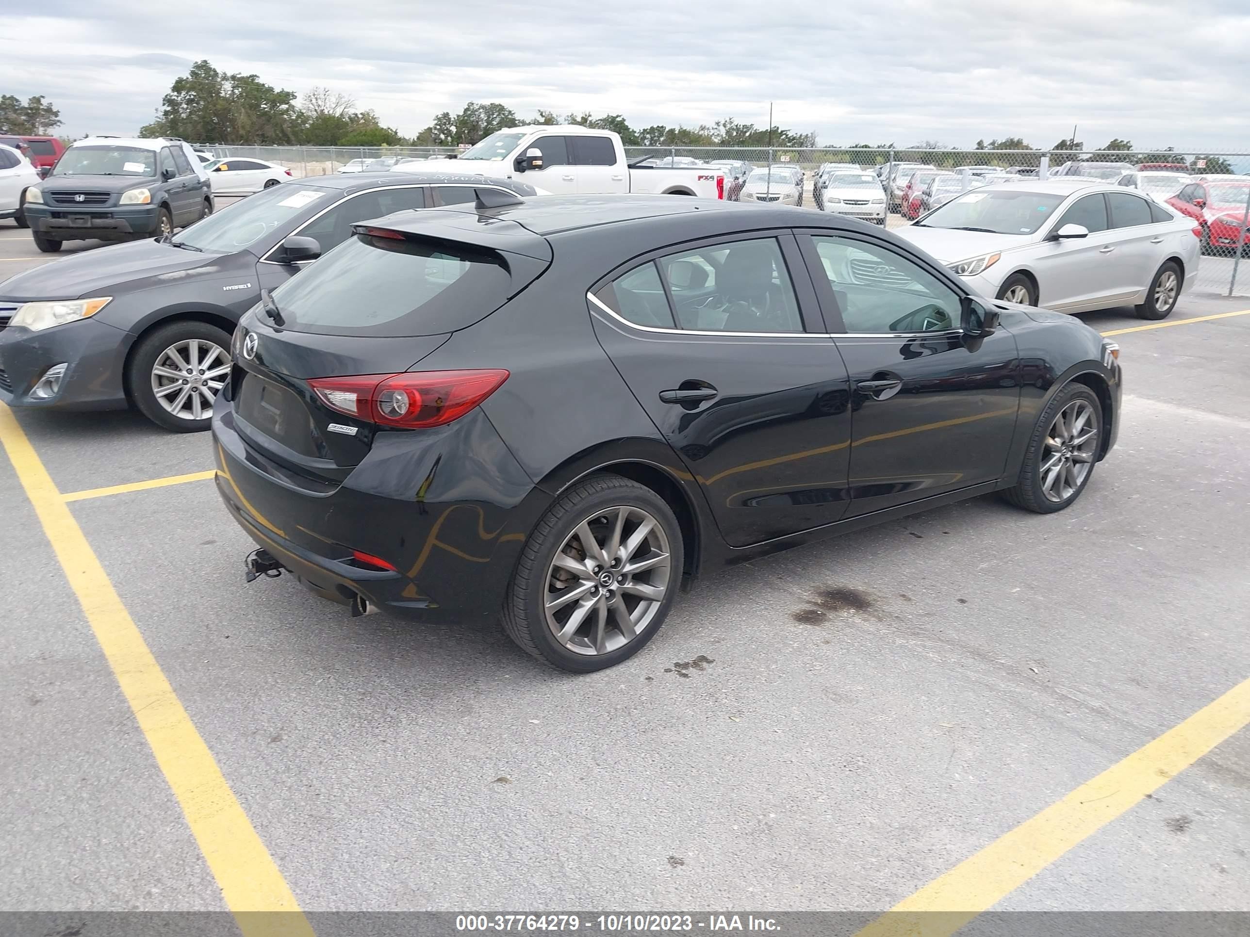 Photo 3 VIN: 3MZBN1M32JM159053 - MAZDA 3 