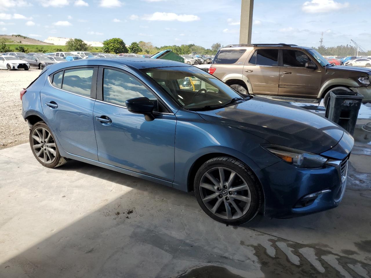 Photo 3 VIN: 3MZBN1M34JM255606 - MAZDA 3 