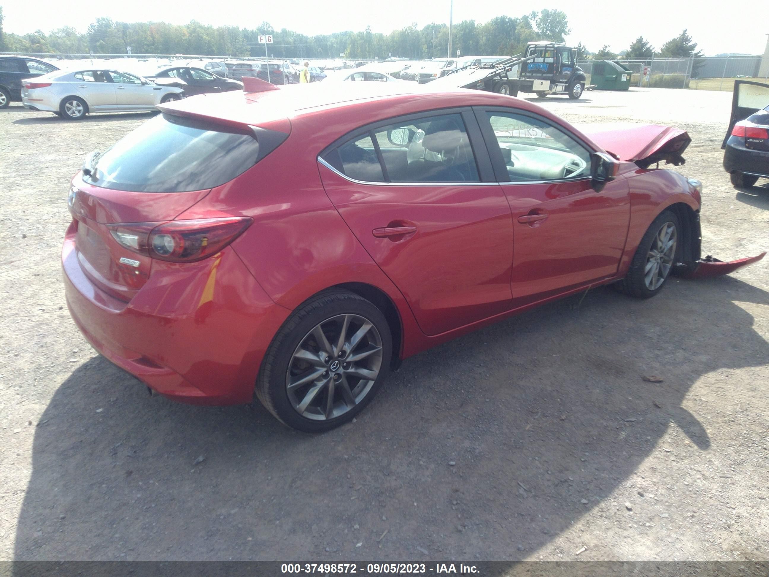 Photo 3 VIN: 3MZBN1M37JM231896 - MAZDA 3 