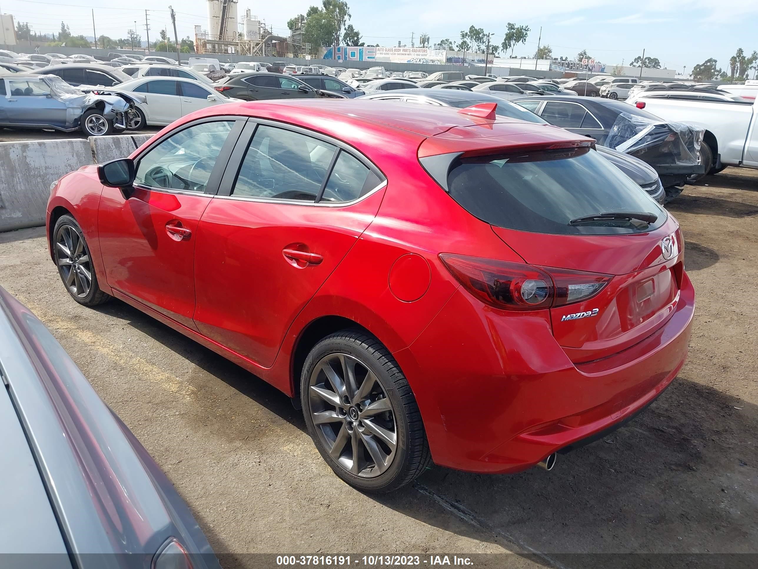 Photo 2 VIN: 3MZBN1M3XJM169202 - MAZDA 3 