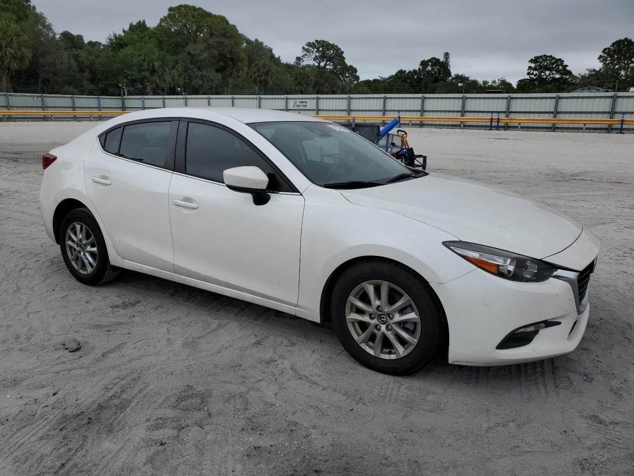 Photo 3 VIN: 3MZBN1U70JM188568 - MAZDA 3 