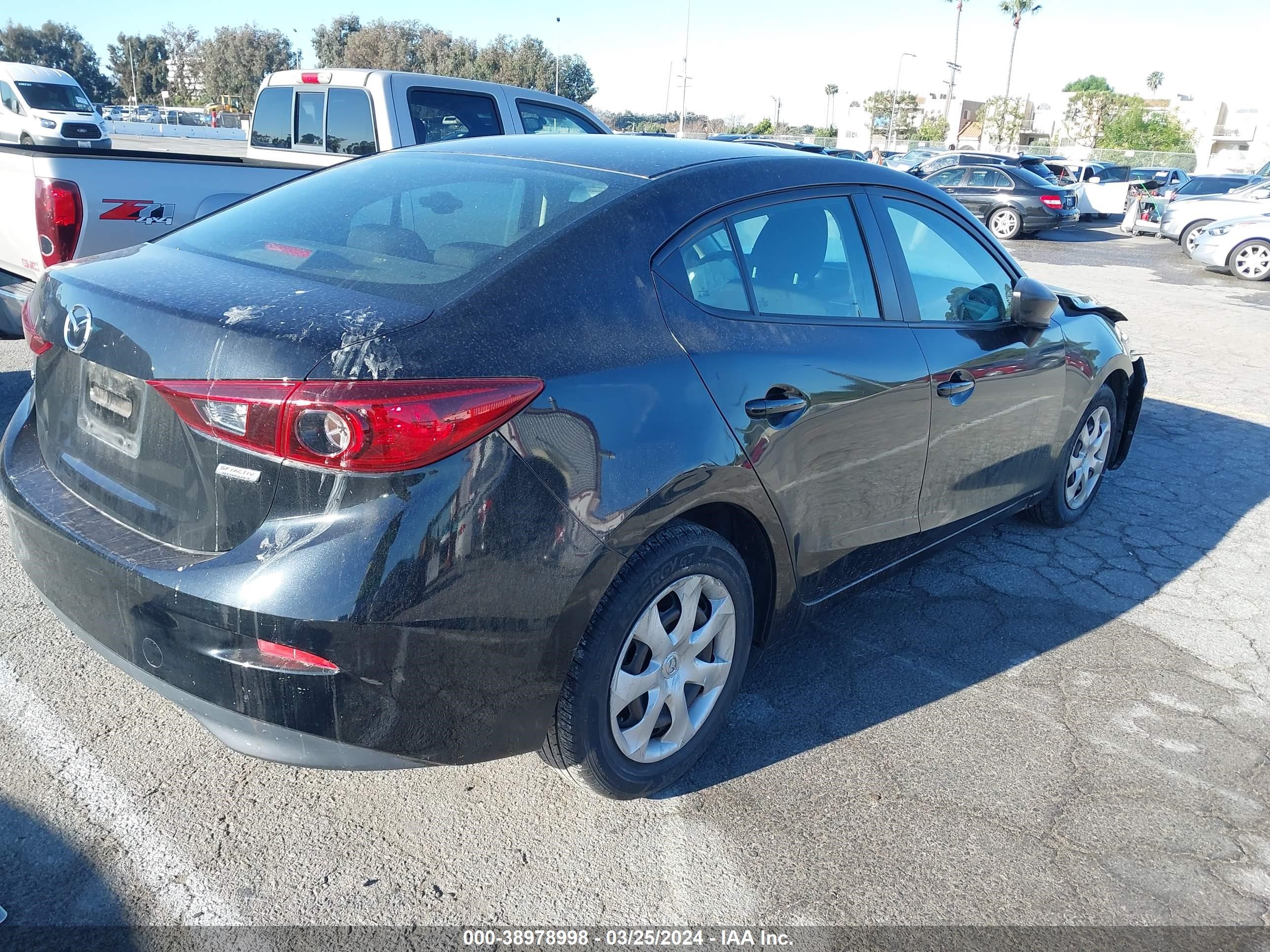 Photo 3 VIN: 3MZBN1U70JM204476 - MAZDA 3 