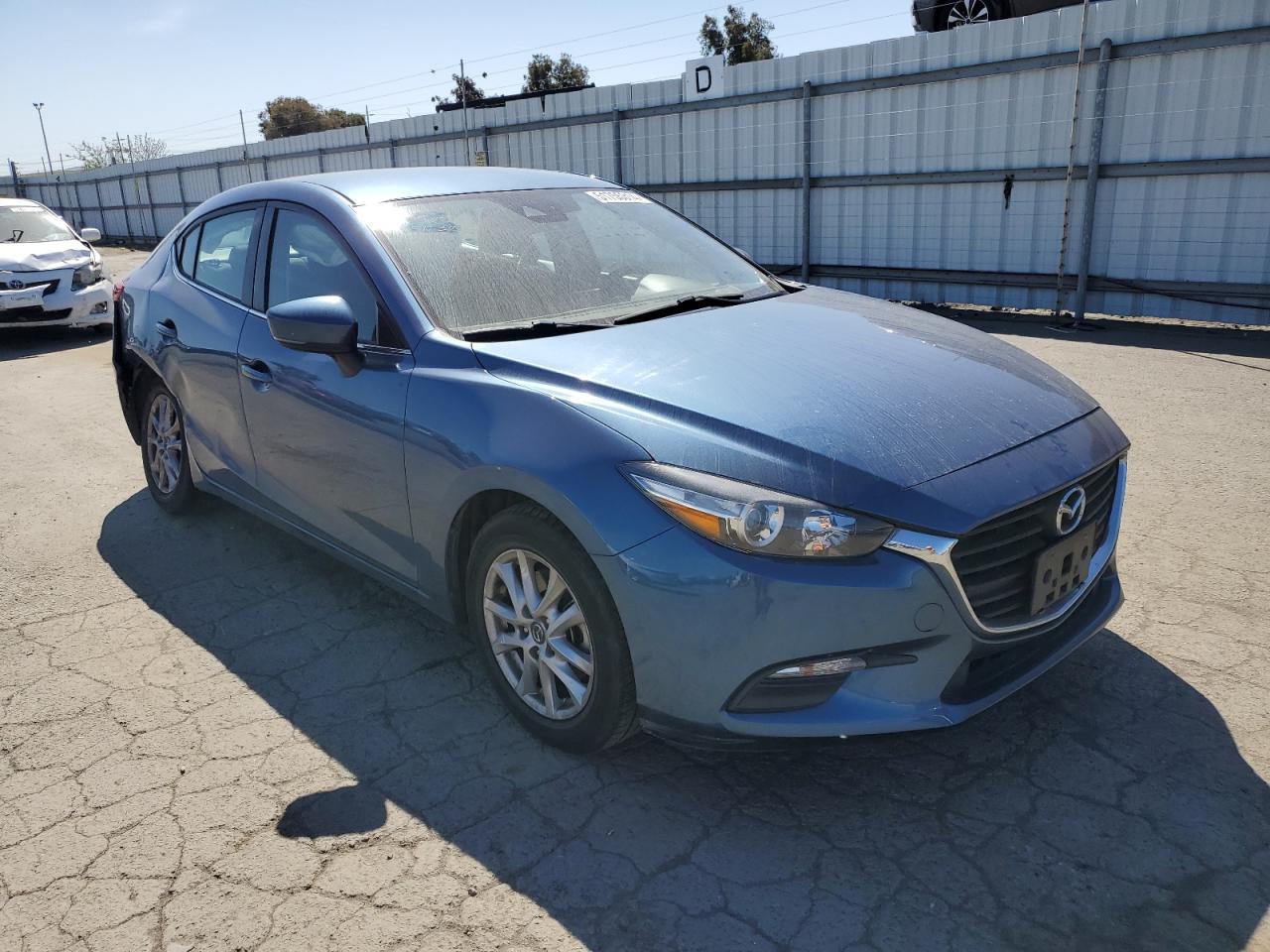 Photo 3 VIN: 3MZBN1U72JM174803 - MAZDA 3 