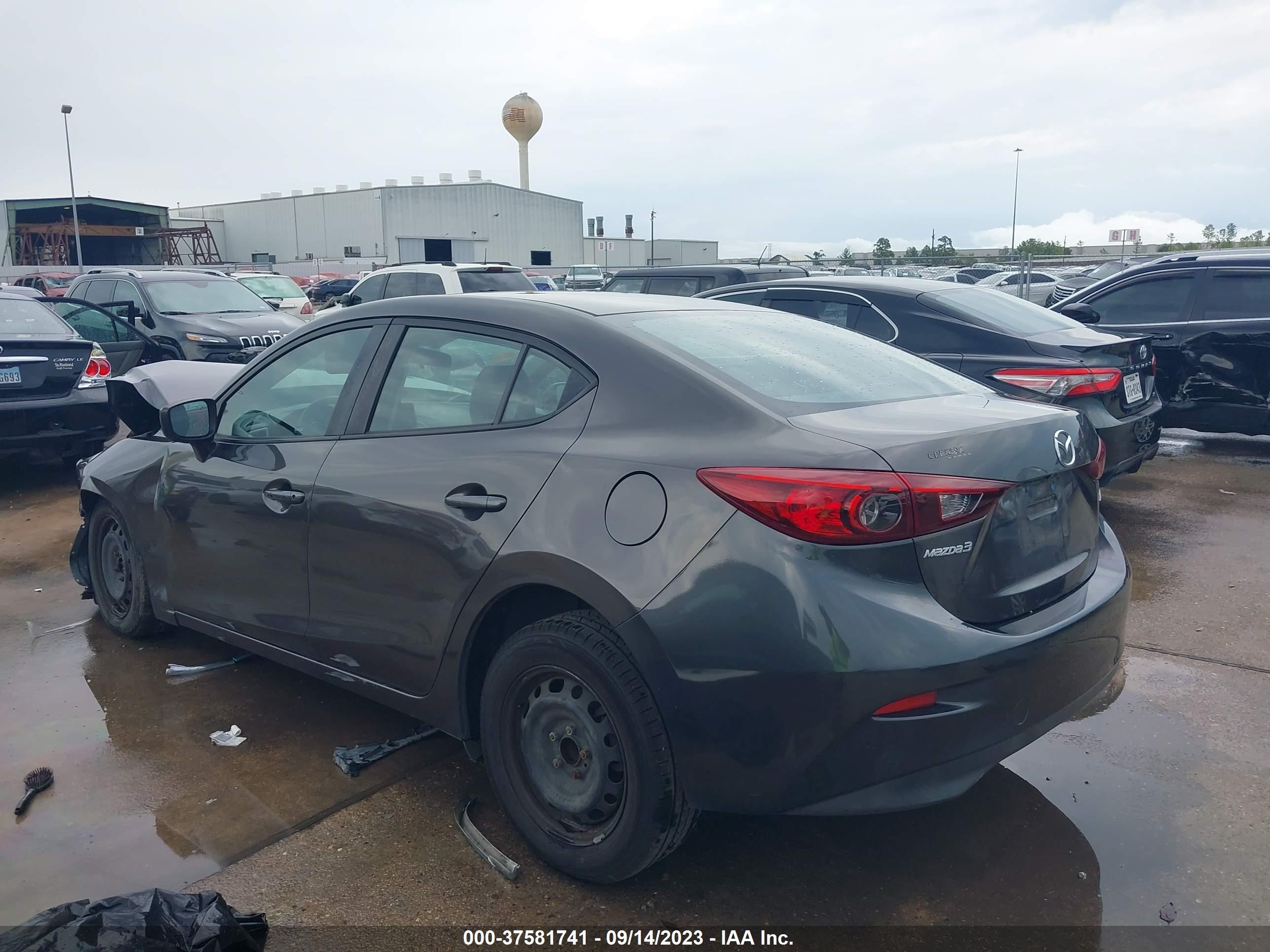 Photo 2 VIN: 3MZBN1U7XHM138092 - MAZDA 3 