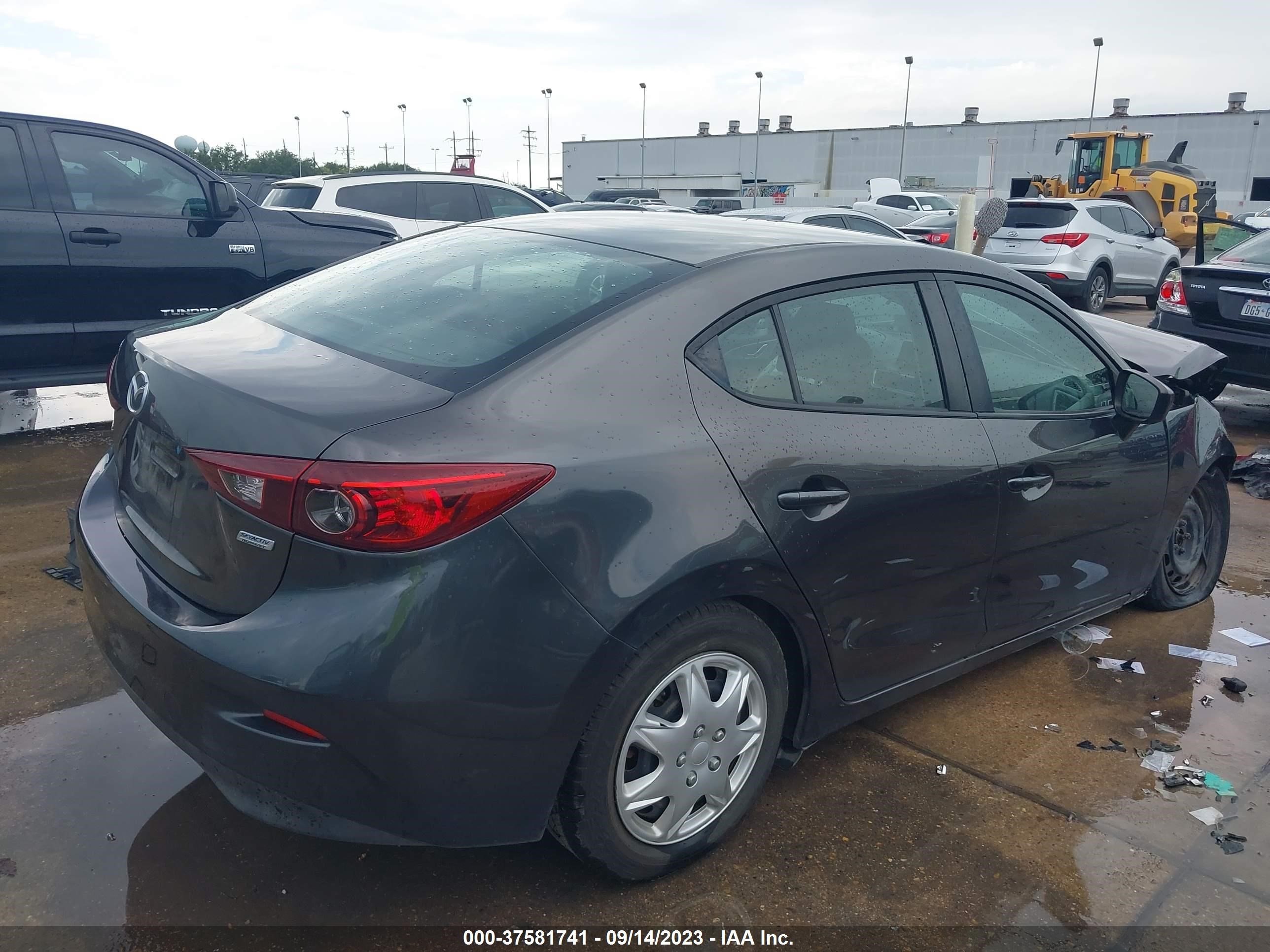 Photo 3 VIN: 3MZBN1U7XHM138092 - MAZDA 3 