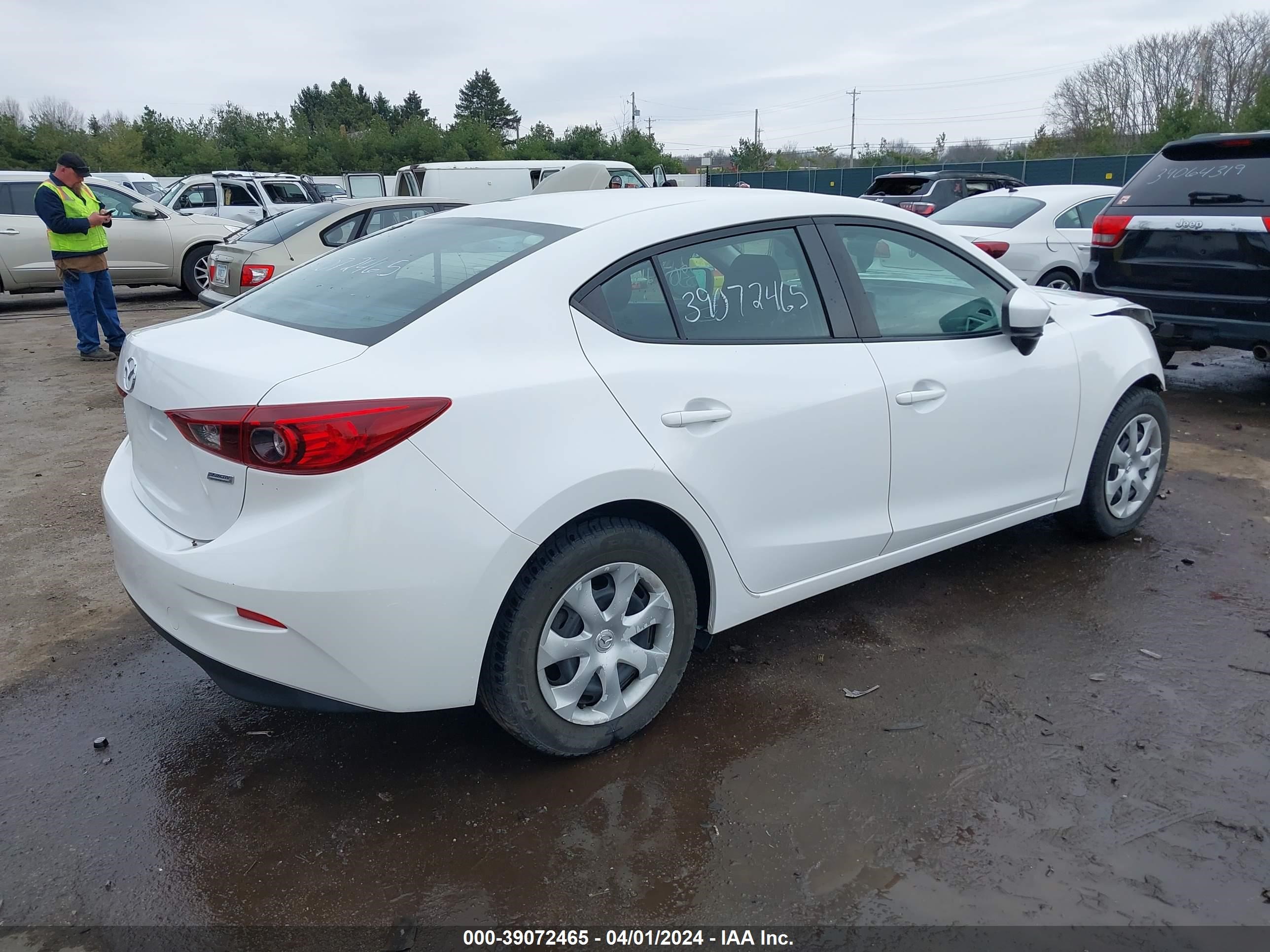 Photo 3 VIN: 3MZBN1U7XJM214383 - MAZDA 3 