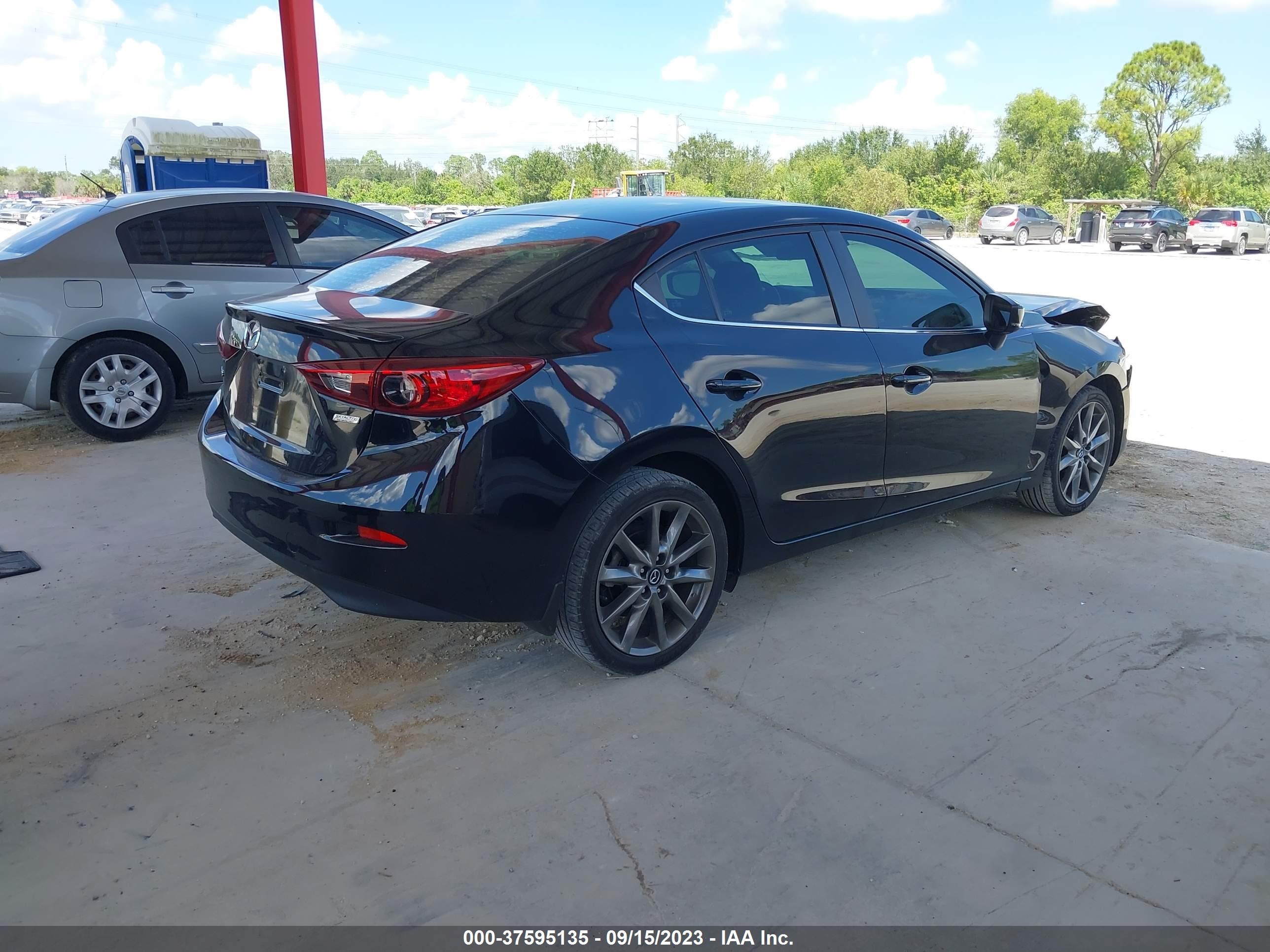 Photo 3 VIN: 3MZBN1V30JM252135 - MAZDA 3 