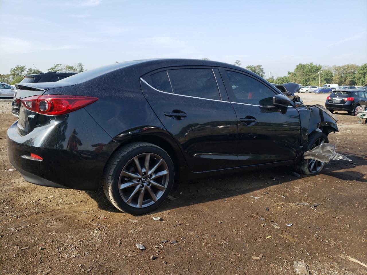 Photo 2 VIN: 3MZBN1V31JM201565 - MAZDA 3 