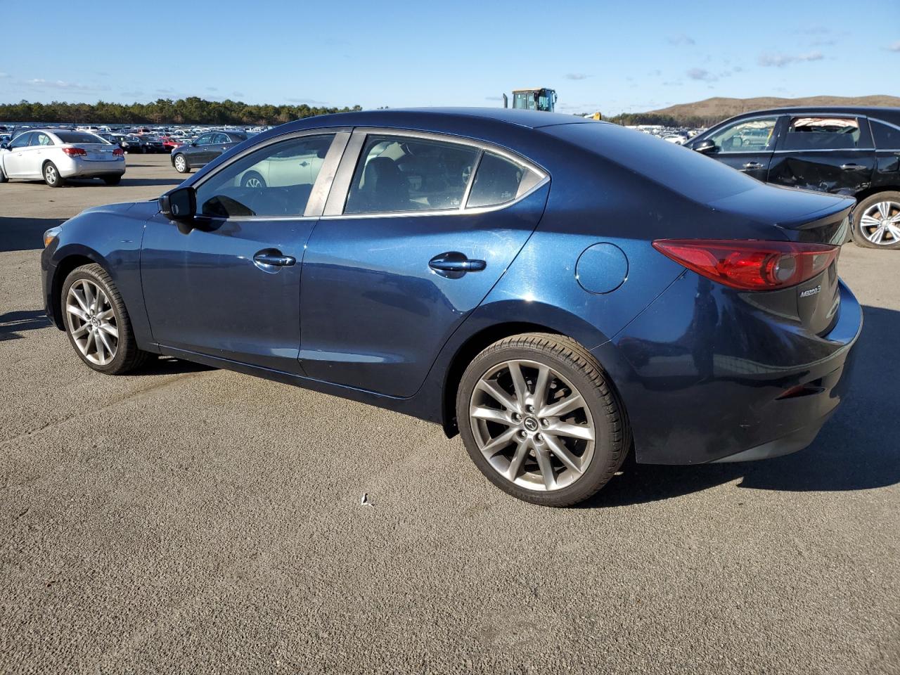 Photo 1 VIN: 3MZBN1V32JM172075 - MAZDA 3 