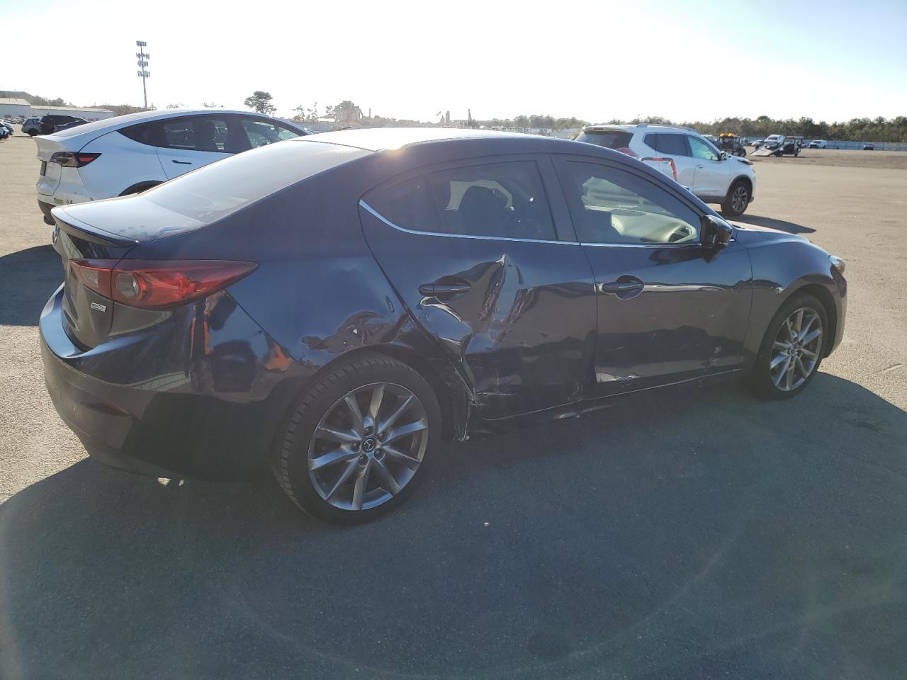 Photo 2 VIN: 3MZBN1V32JM172075 - MAZDA 3 