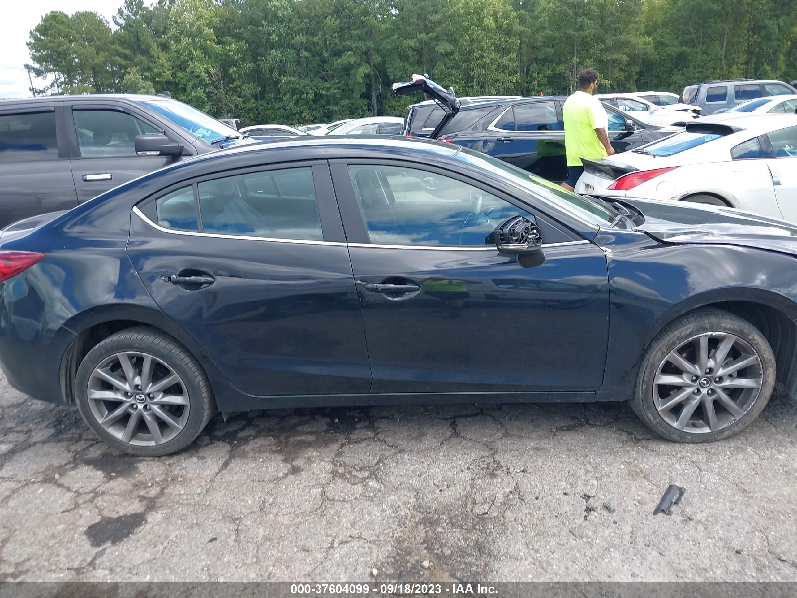 Photo 12 VIN: 3MZBN1V33JM250167 - MAZDA 3 