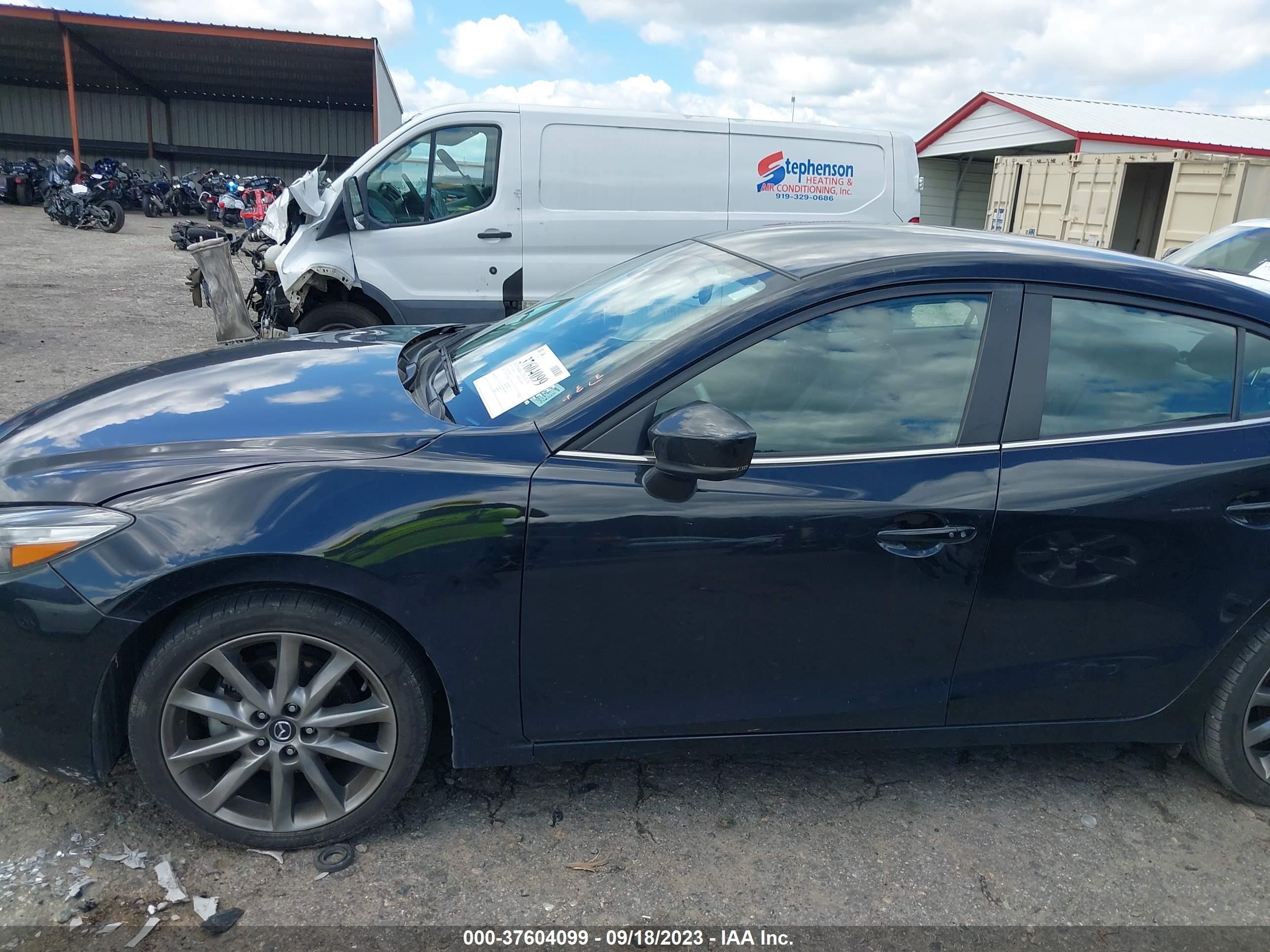 Photo 13 VIN: 3MZBN1V33JM250167 - MAZDA 3 